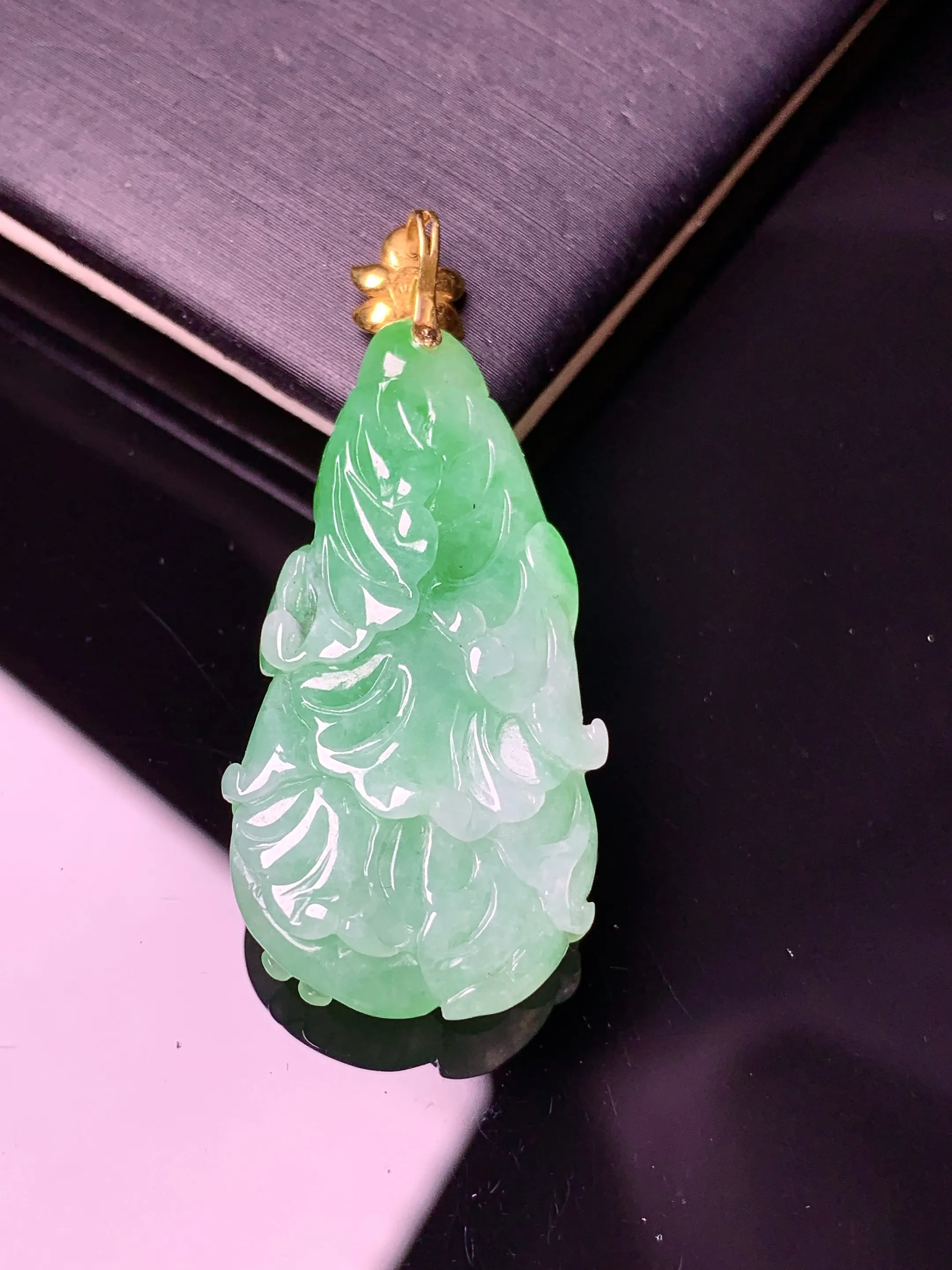 18k金镶嵌翠绿白菜吊坠 玉质细腻 色泽艳丽清新 整体尺寸40.3*18*8.8