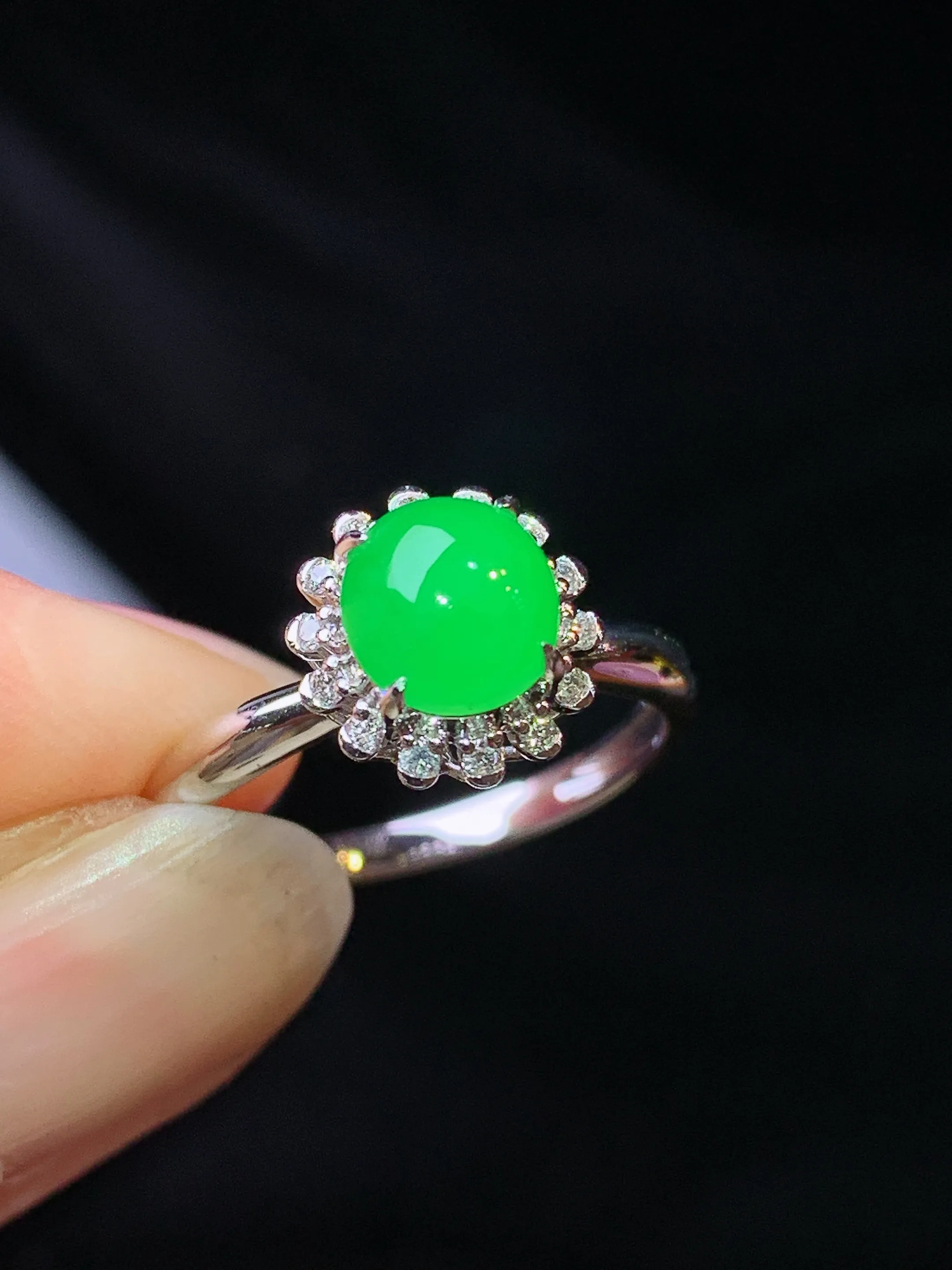 18k金钻镶嵌满绿蛋面戒指 玉质细腻 色泽艳丽清新 圈口13 整体尺寸10*8.2