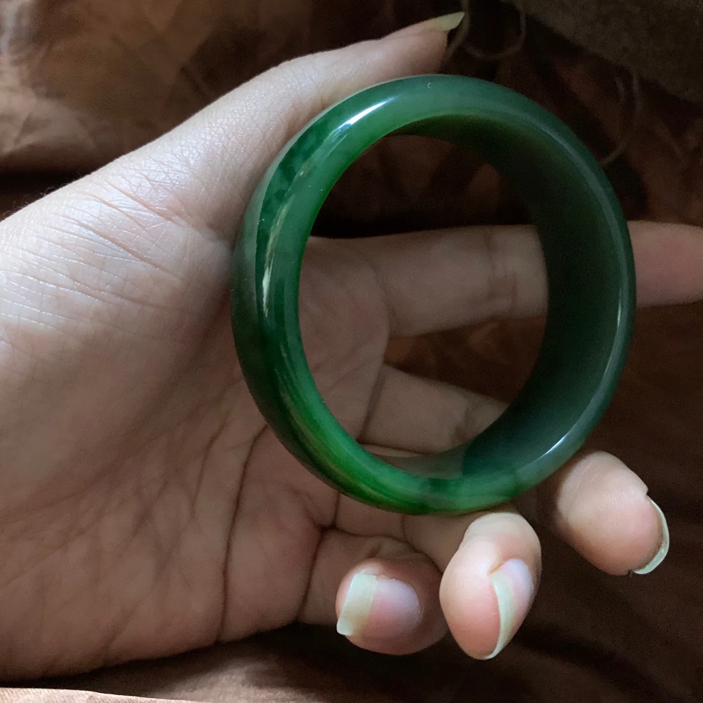 和田玉碧玉56.5圈口菠菜绿手镯，镯型古朴典雅。在诗情画意的雨巷相遇，你是我腕间的一抹风情，有你眸有深情.清风荡漾湖间静水，我愿俯身低眉，在烟波涟漪处寻