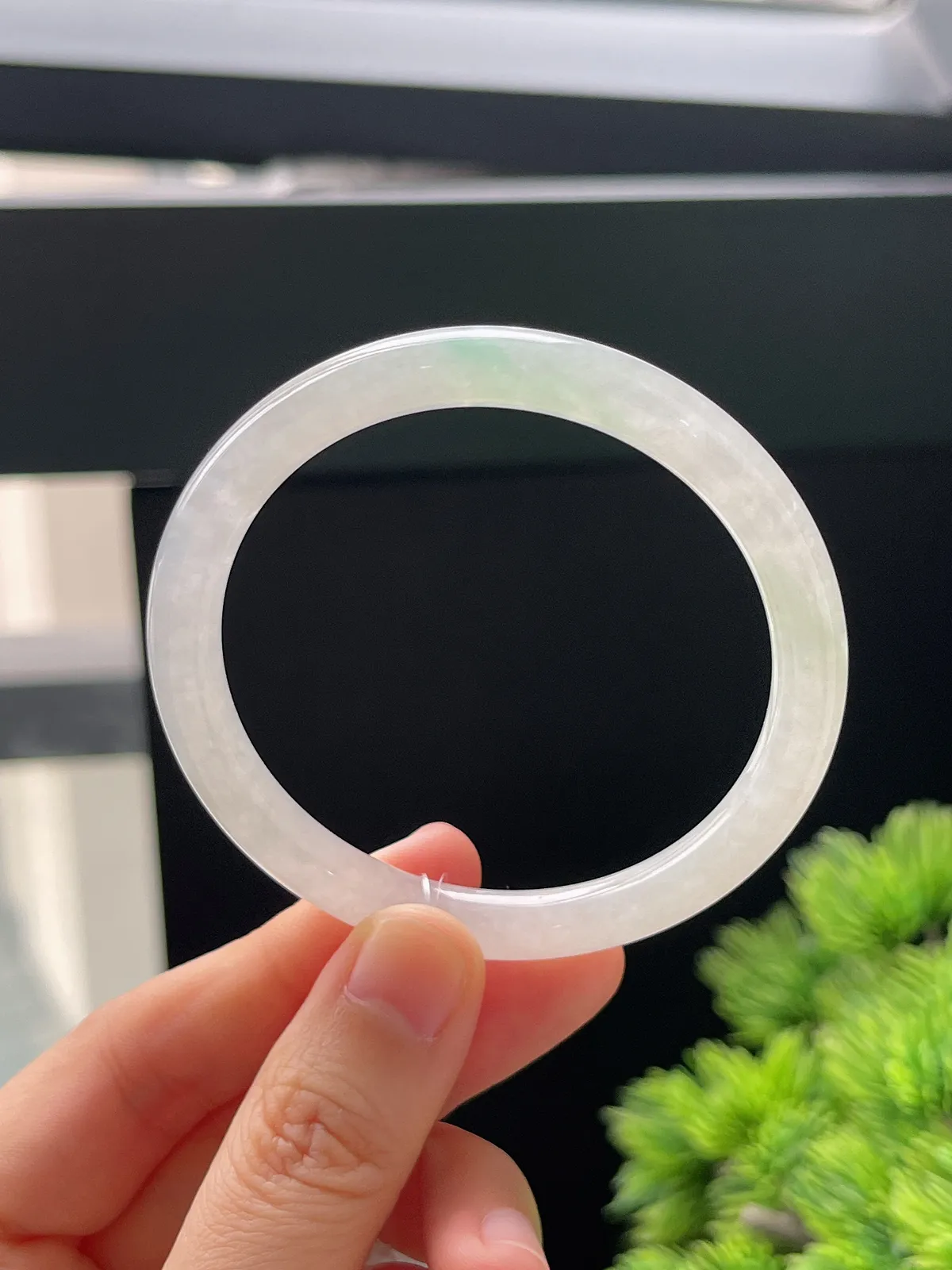 圆镯52.1圈口，翡翠冰糯淡绿色美人条