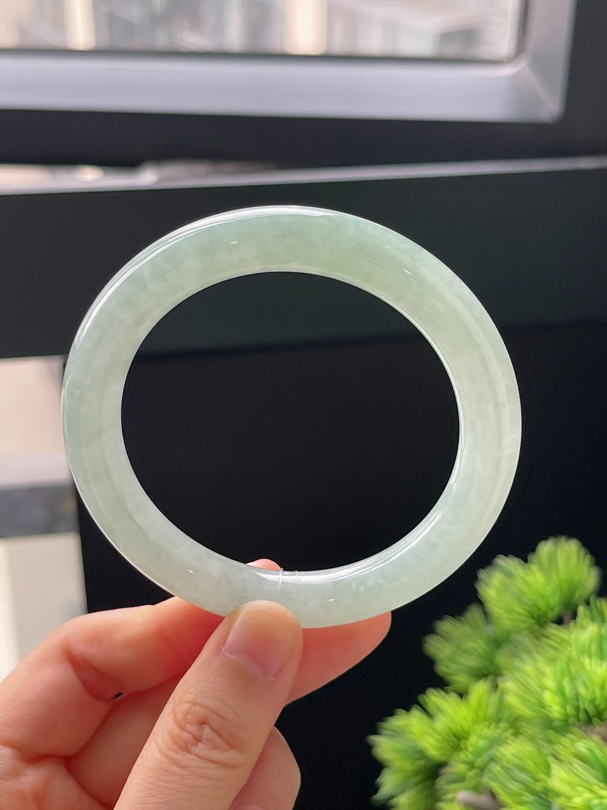 圆镯55.7圈口，翡翠冰糯种浅绿色手镯