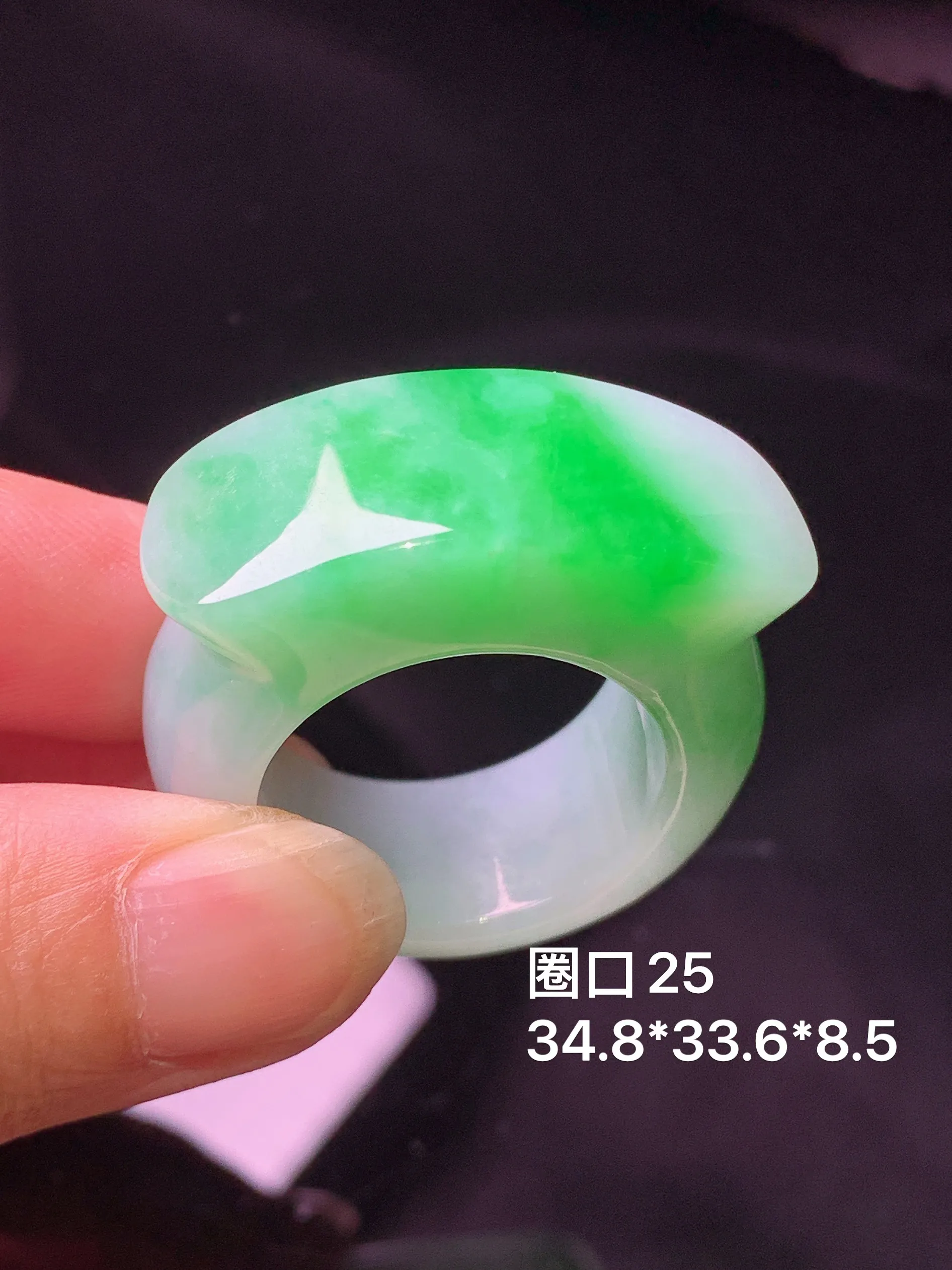 飘绿指环 玉质细腻 色泽艳丽清新 圈口25 整体尺寸34.8*33.6*8.5