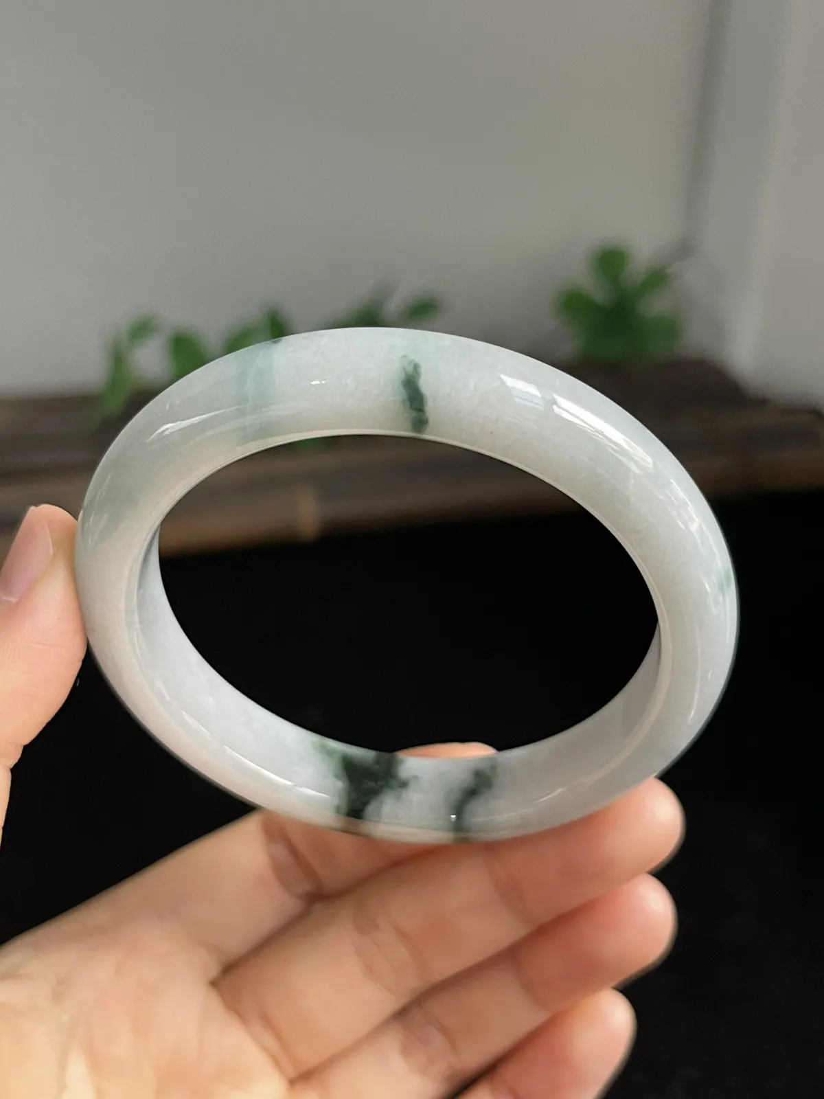 翡翠手镯，种老肉细，底子通透，飘三抹蓝绿花，上手漂亮，仙气飘飘