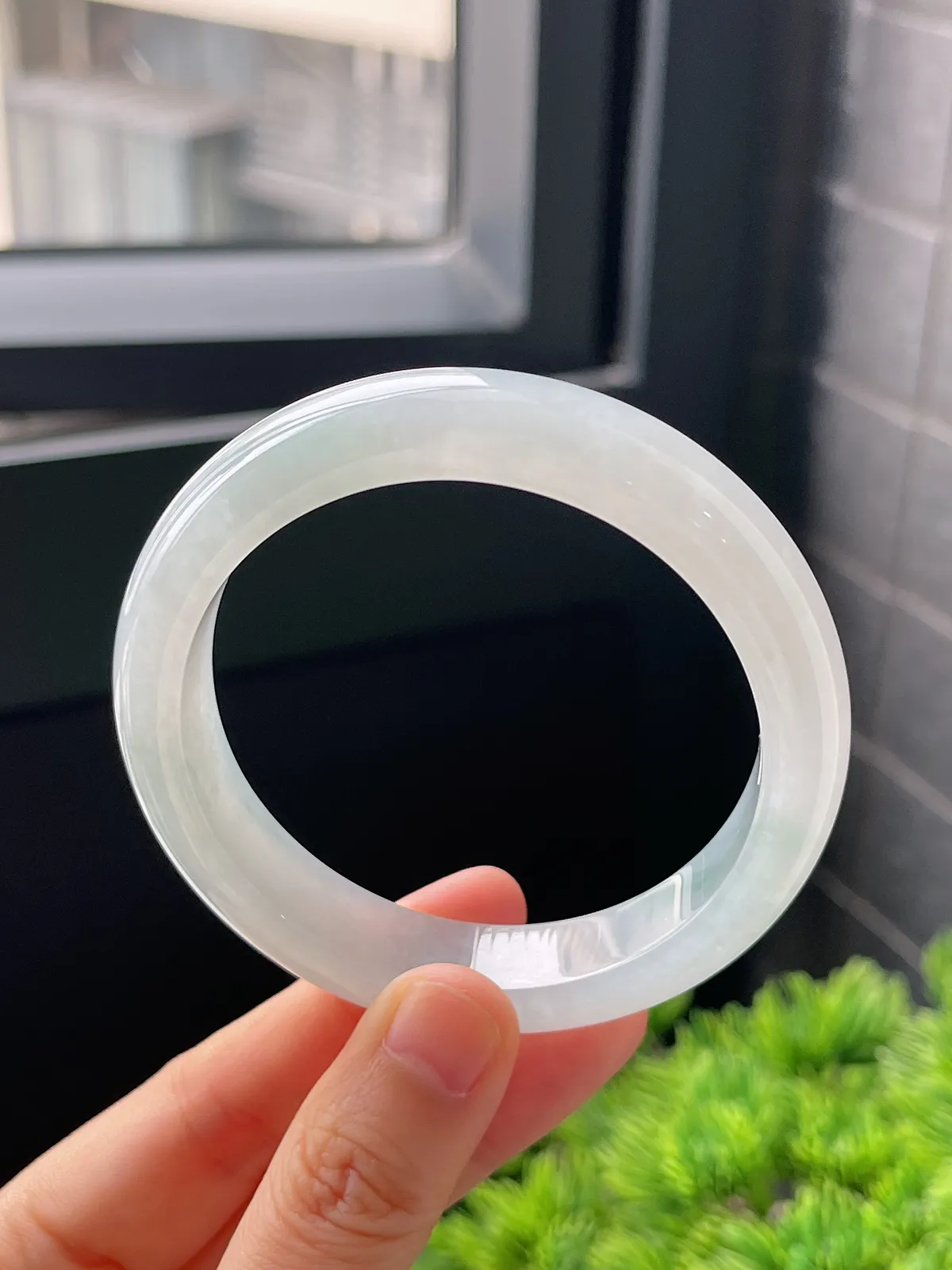 正圈56.4圈口，翡翠冰糯种淡绿色手镯