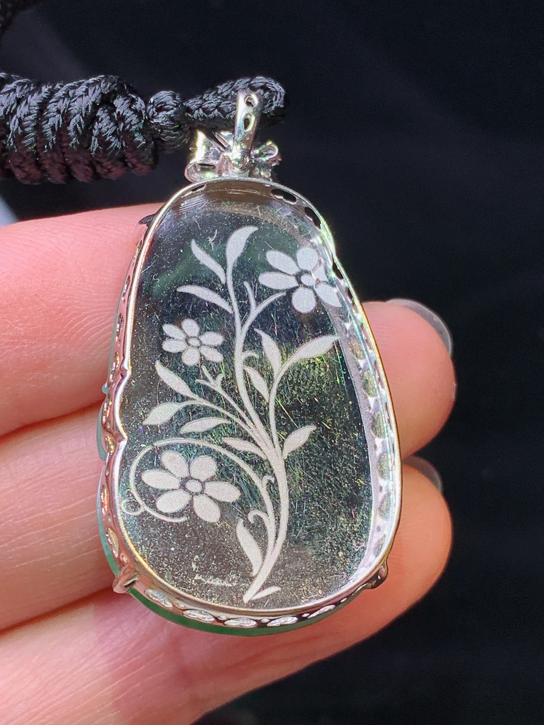 18k金钻镶嵌翠绿如意吊坠 玉质细腻 色泽艳丽清新 整体尺寸40.8*21.2*6.2