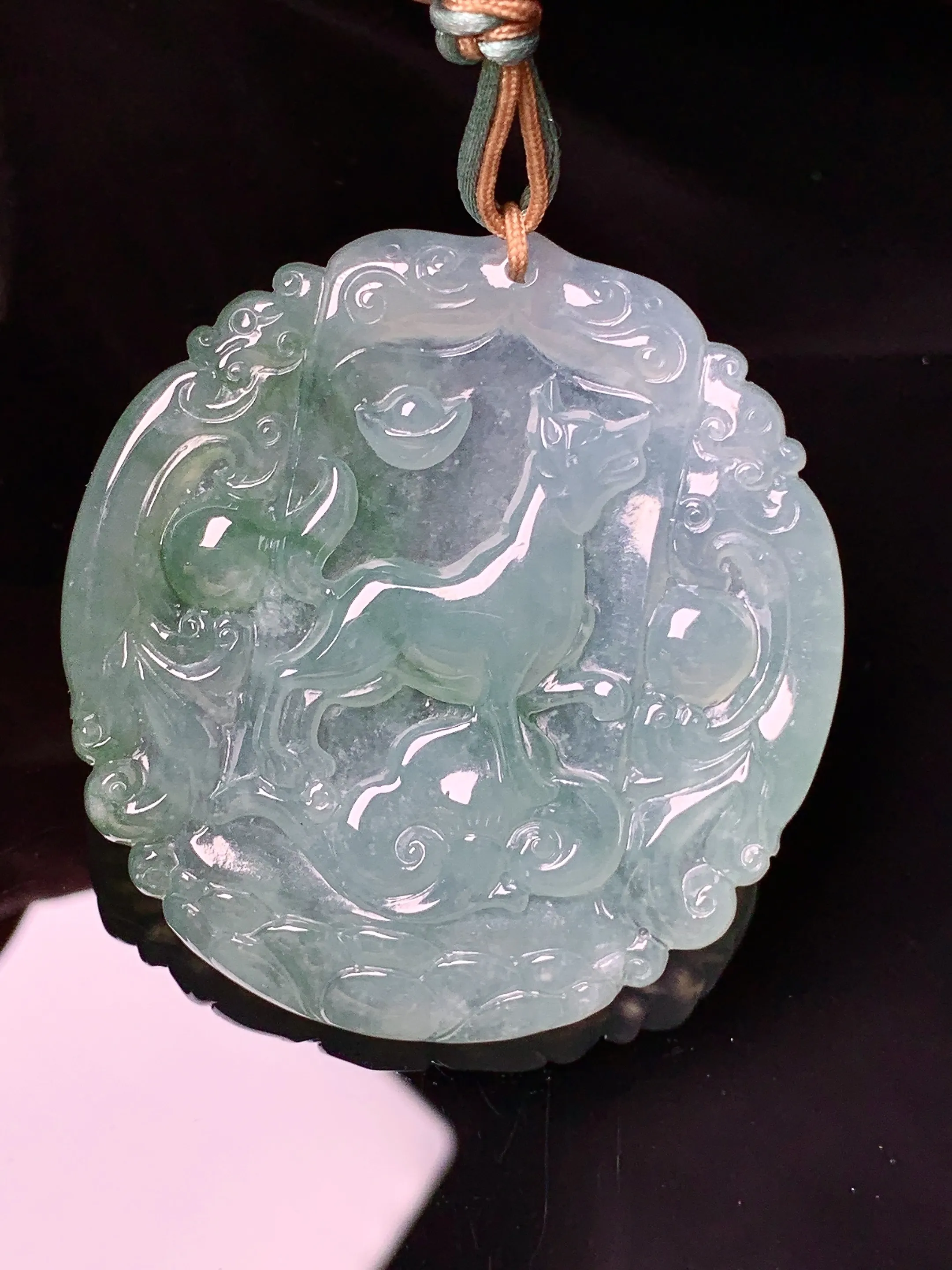 冰种飘绿生肖狗牌吊坠 玉质细腻 色泽艳丽清新 整体尺寸47.8*45.2*5.2