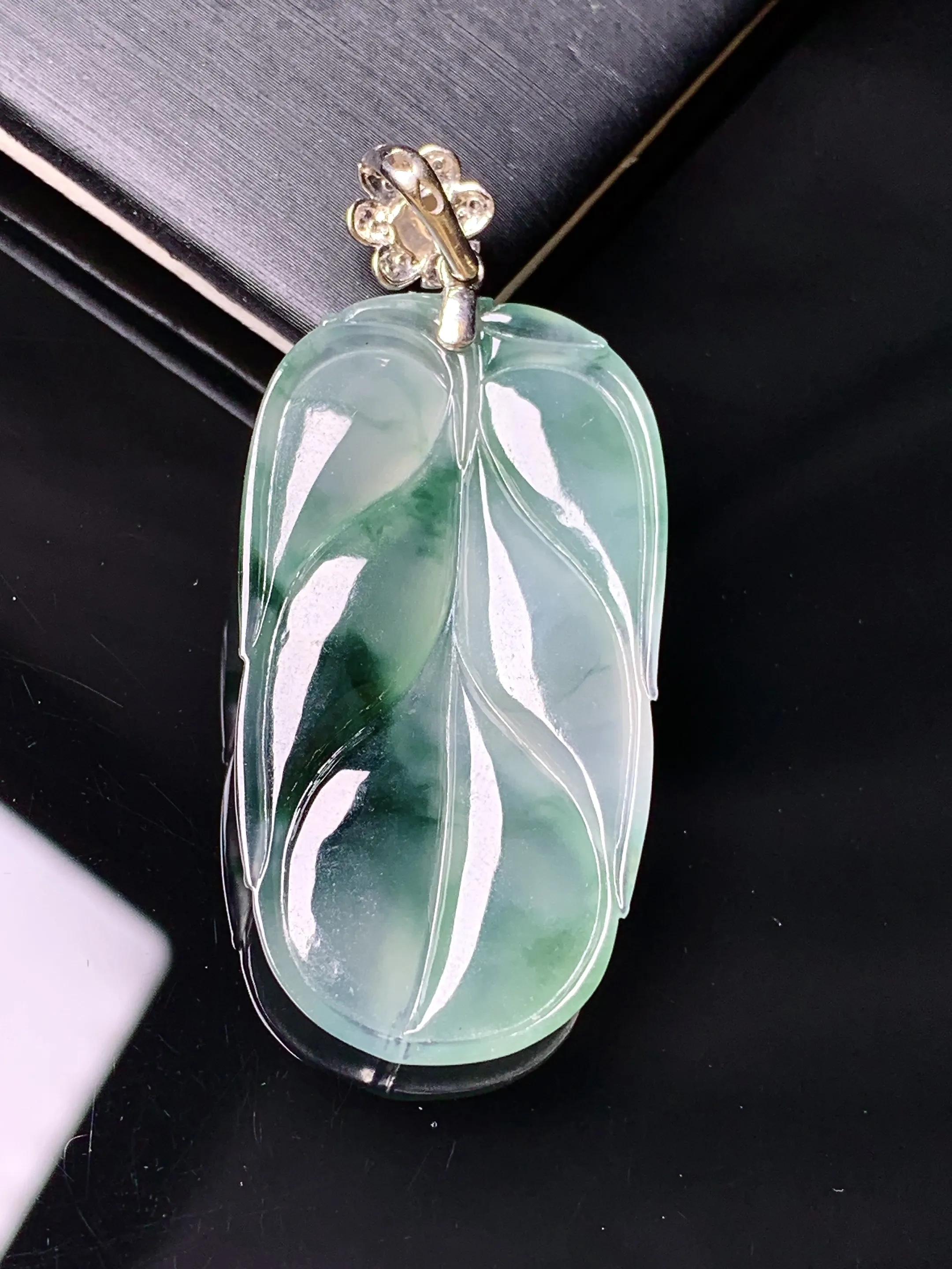 18k金钻镶嵌冰种飘绿树叶吊坠 玉质细腻 色泽艳丽清新 整体尺寸48.2*21.5*4.8