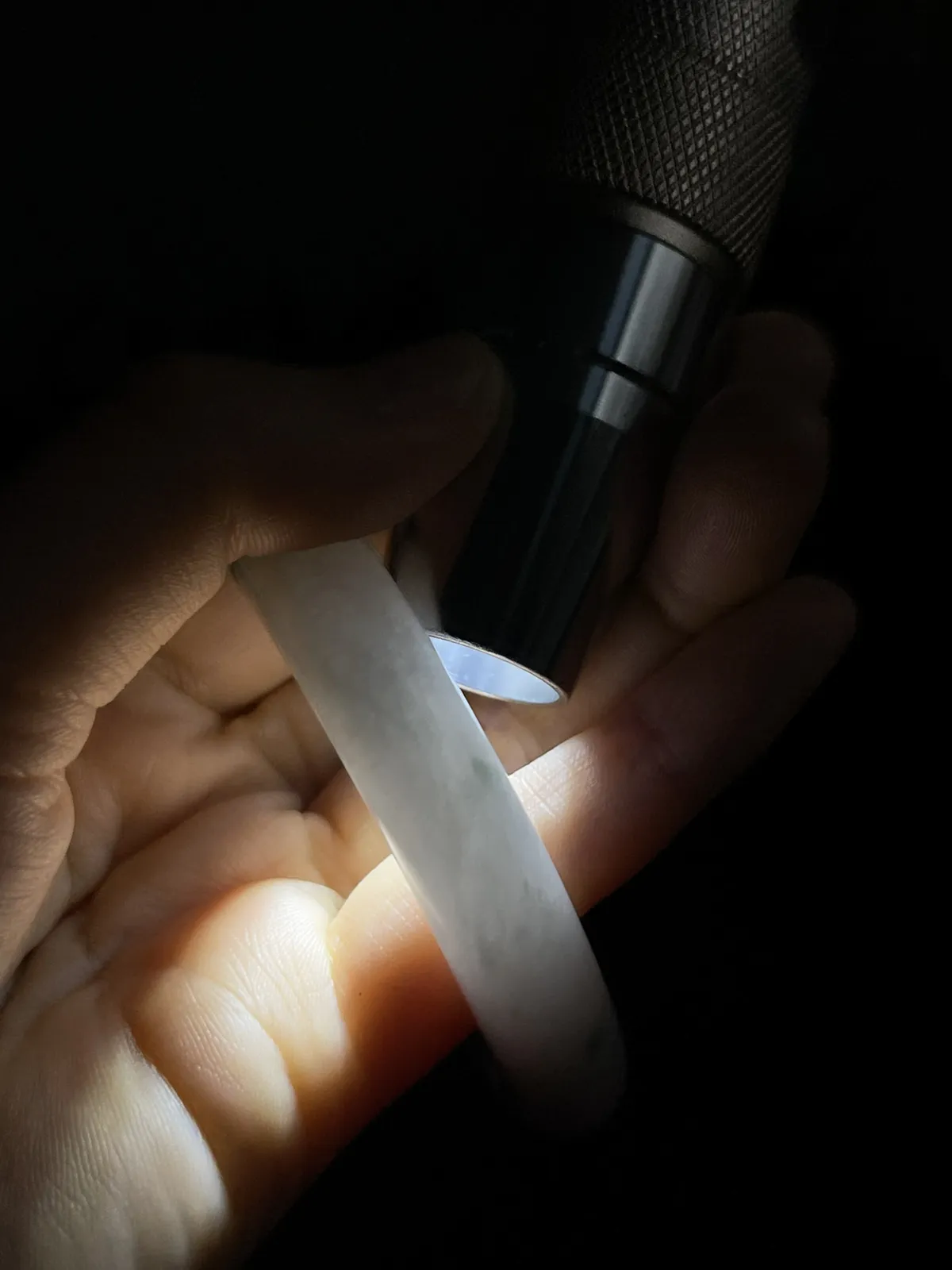 翡翠手镯，种老肉细，底子通透，飘三抹蓝绿花，上手漂亮，仙气飘飘