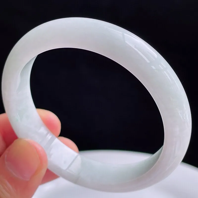 自然光拍摄天然翡翠A货好种水54mm正圈手镯 45.64克