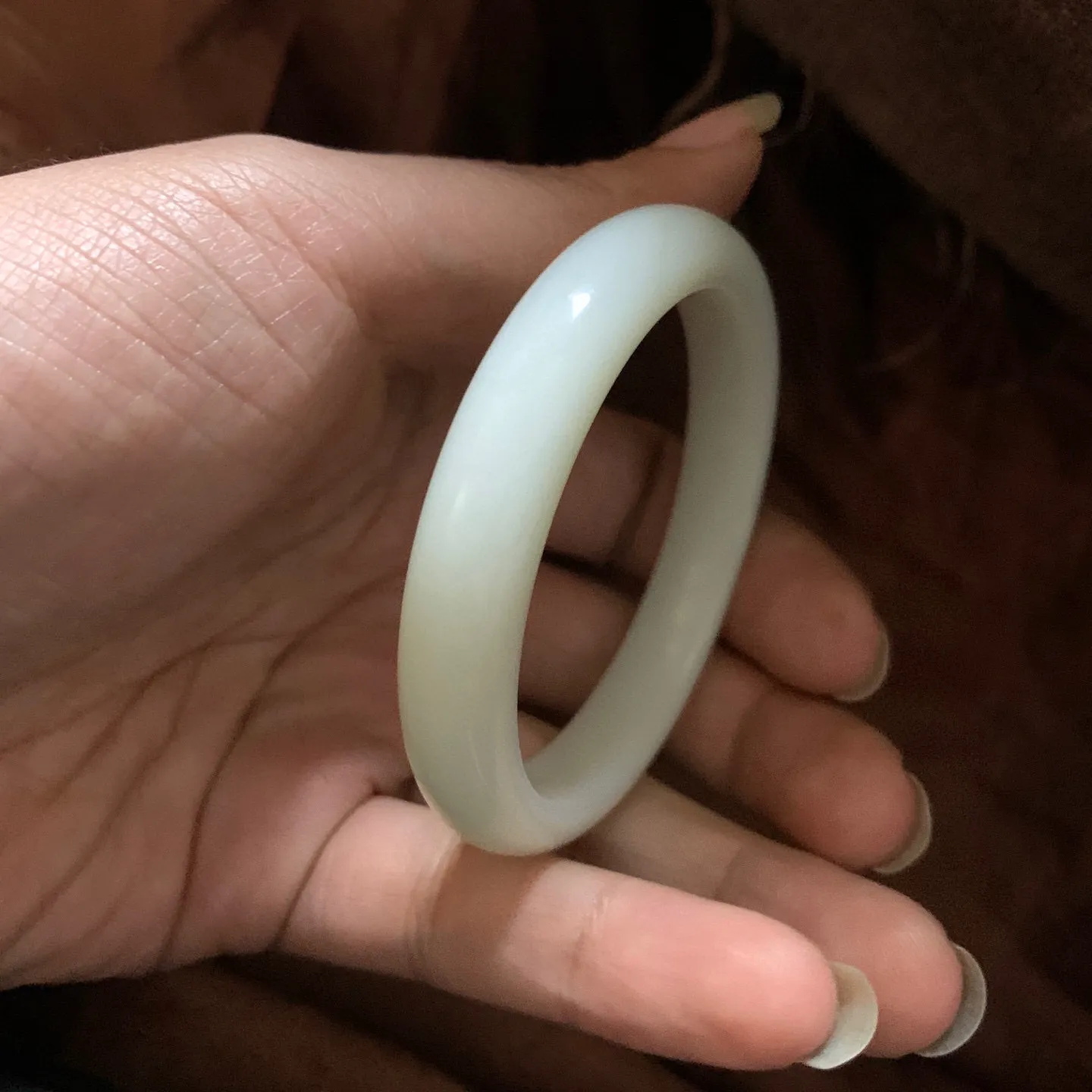 和田玉54.6圈口白玉手镯【挽间柔情】，镯型古朴典雅。在诗情画意的雨巷相遇，你是我腕间的一抹风情，有