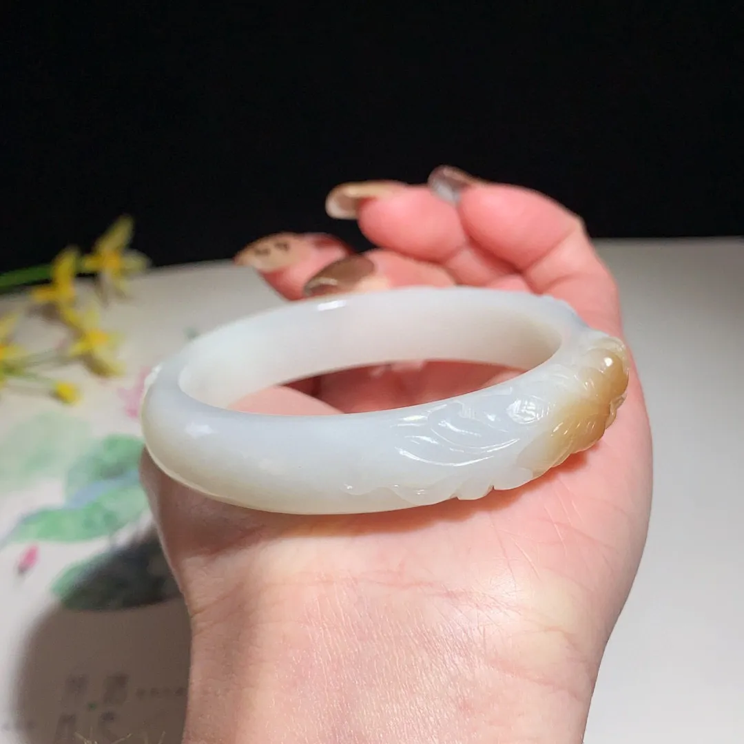 和田玉54圈口且末糖料雕花手镯，玉质细腻油润 底色纯净 无裂无杂 脂粉好，品质好