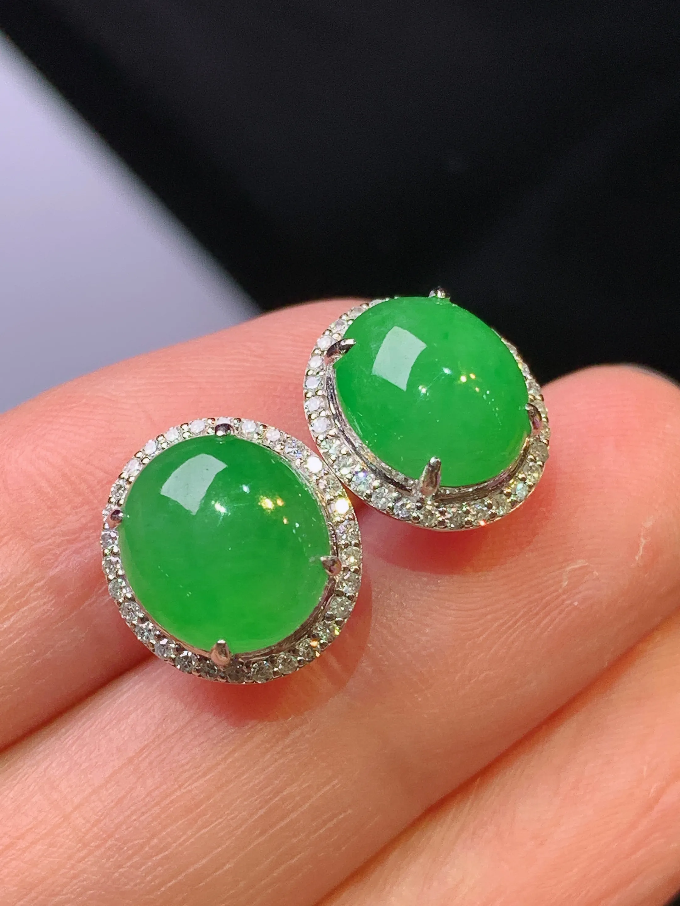 18k金钻镶嵌满绿蛋面耳钉 玉质细腻 色泽艳丽清新 整体尺寸12.5*11.6*7.6