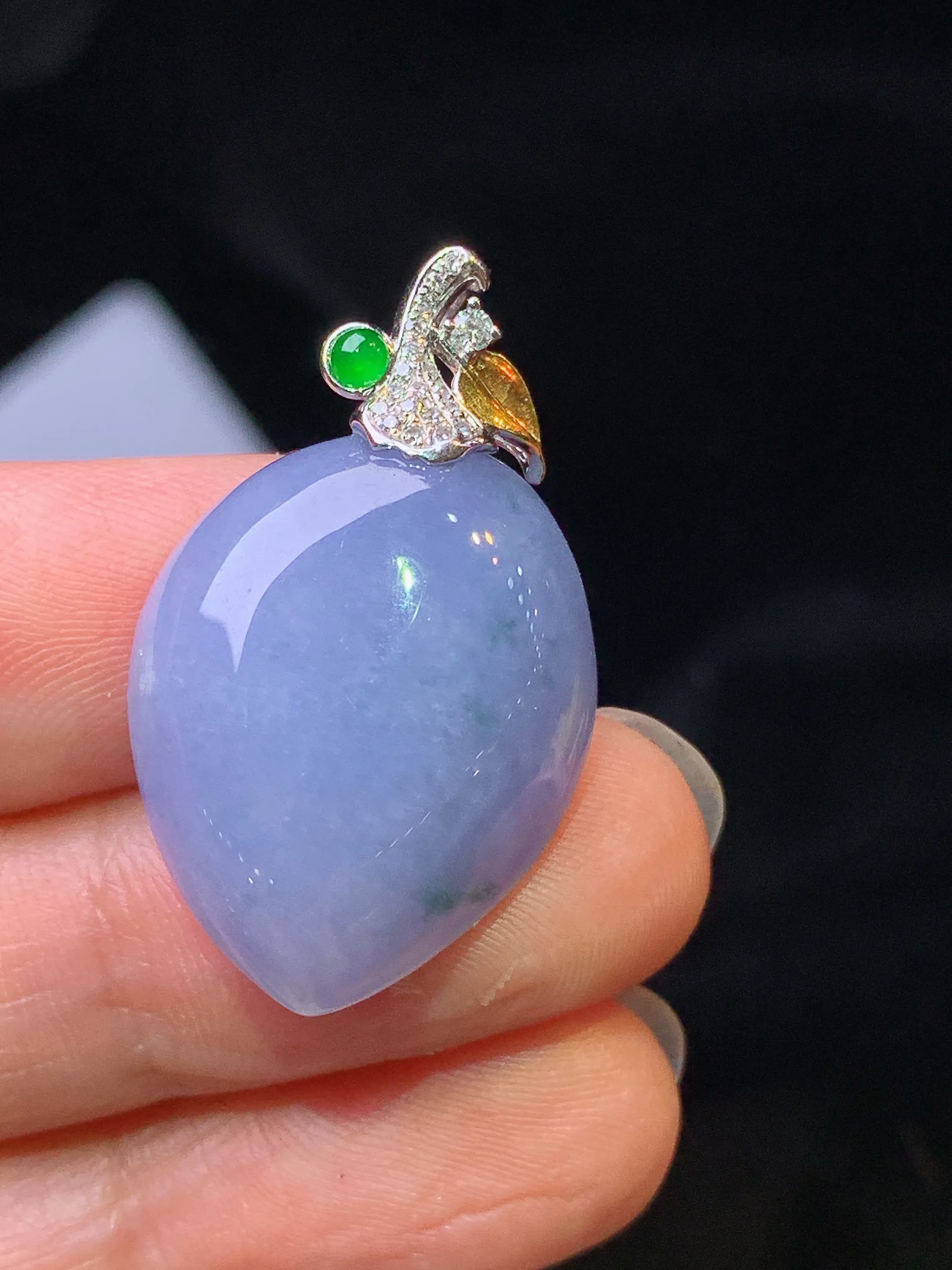 18k金钻镶嵌紫罗兰寿桃吊坠 玉质细腻 色泽艳丽清新 整体尺寸30.5*18.5*8.8