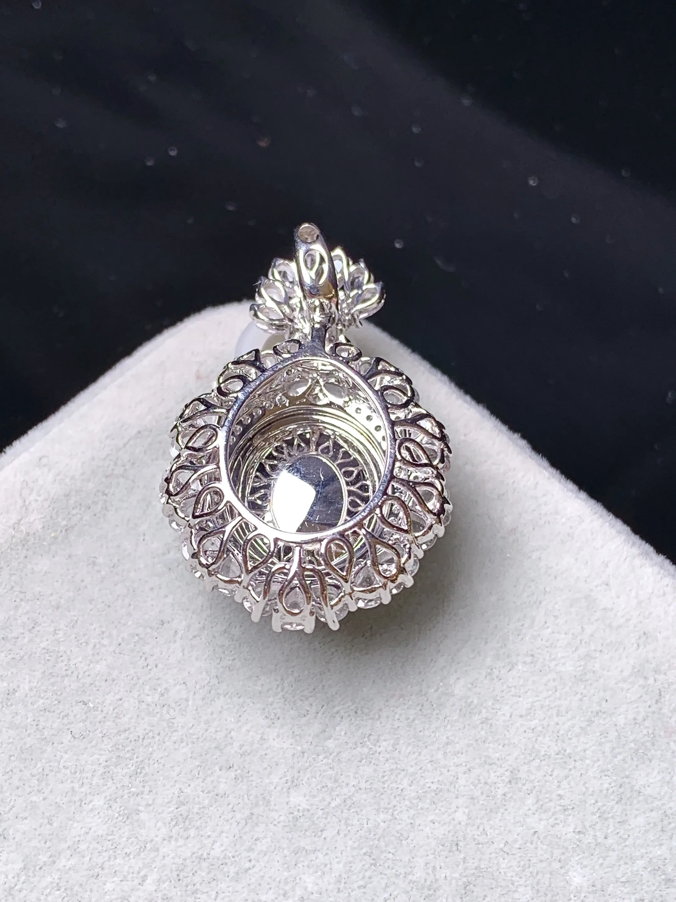 18k金钻镶嵌冰种蛋面吊坠 玉质细腻 色泽艳丽清新 整体尺寸29.3*18.7*11.3