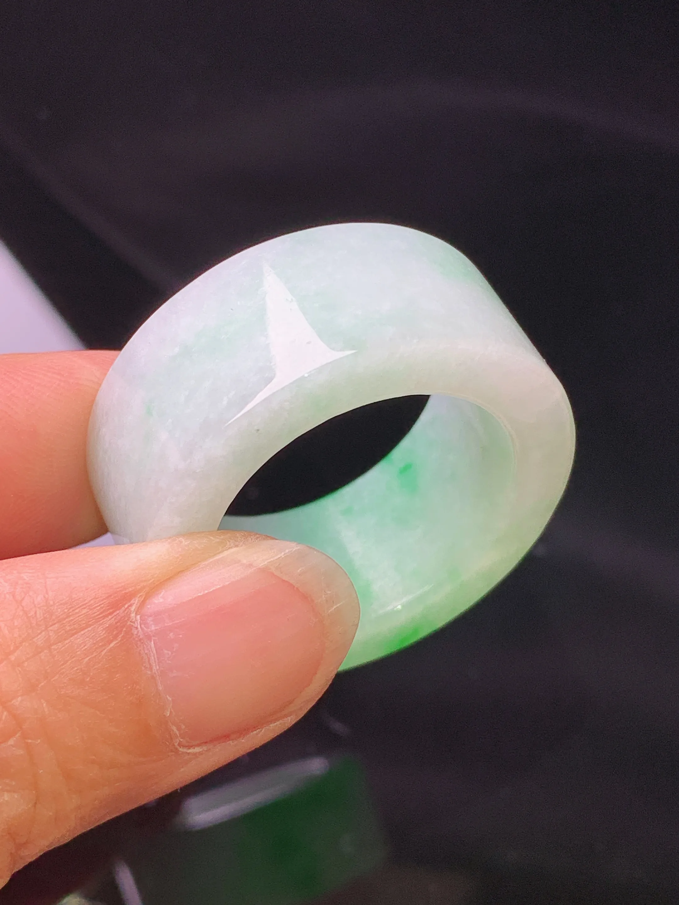 飘绿扳指 玉质细腻 色泽艳丽清新 圈口27.5 整体尺寸31.8*12.5*5