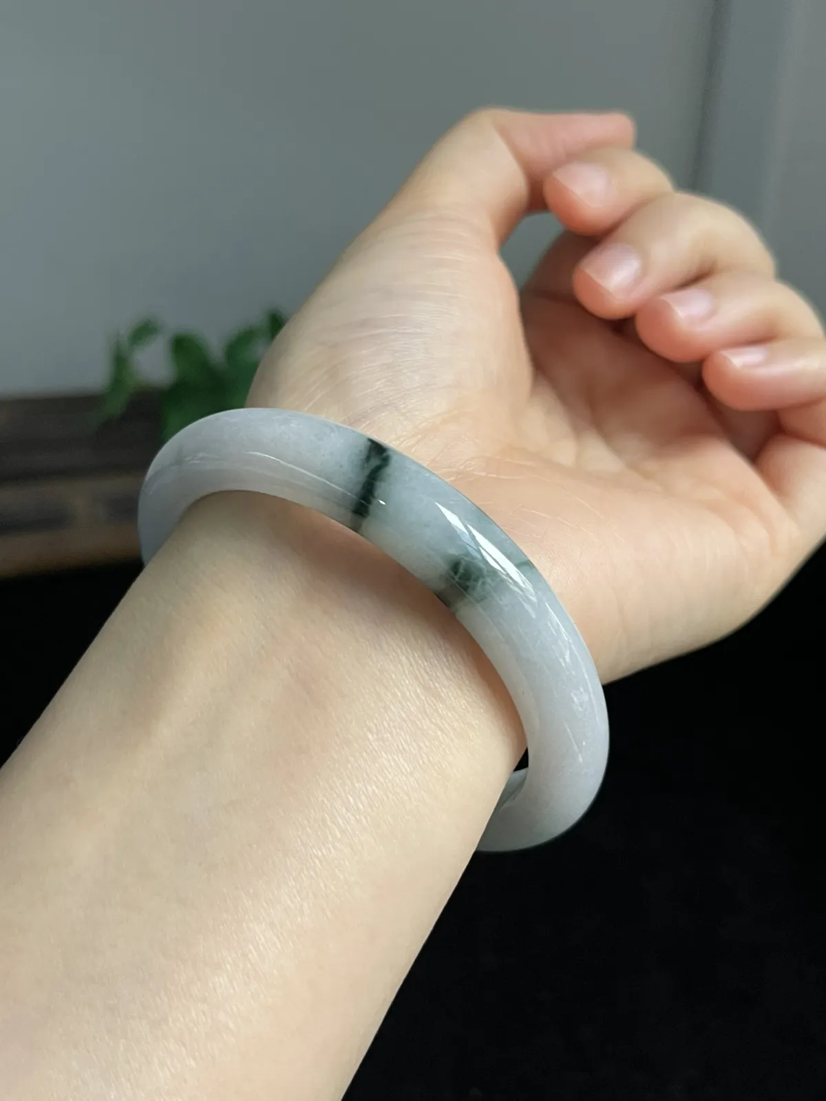 翡翠手镯，种老肉细，底子通透，飘三抹蓝绿花，上手漂亮，仙气飘飘