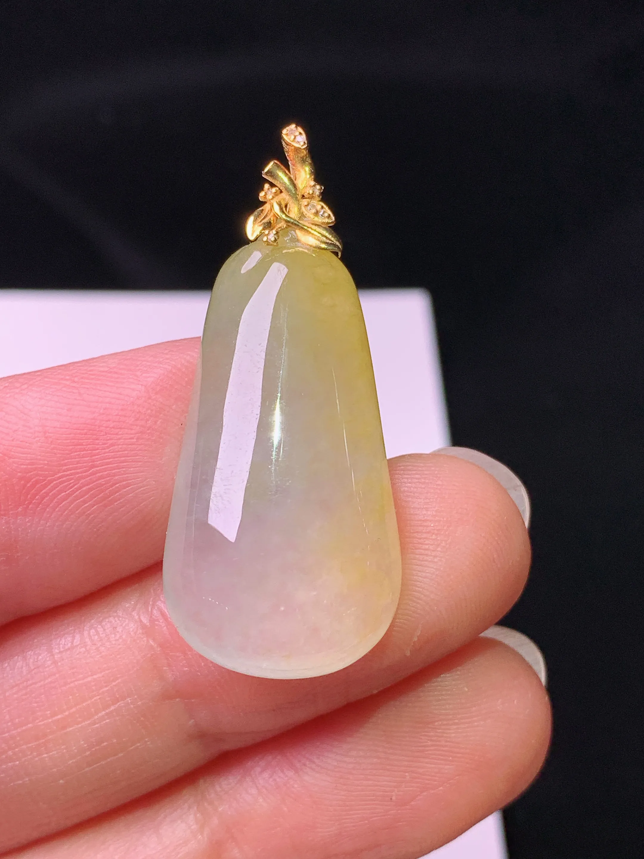 18k金钻镶嵌冰种飘黄翡福瓜吊坠 玉质细腻 色泽艳丽清新 整体尺寸34.3*14.5*6.2