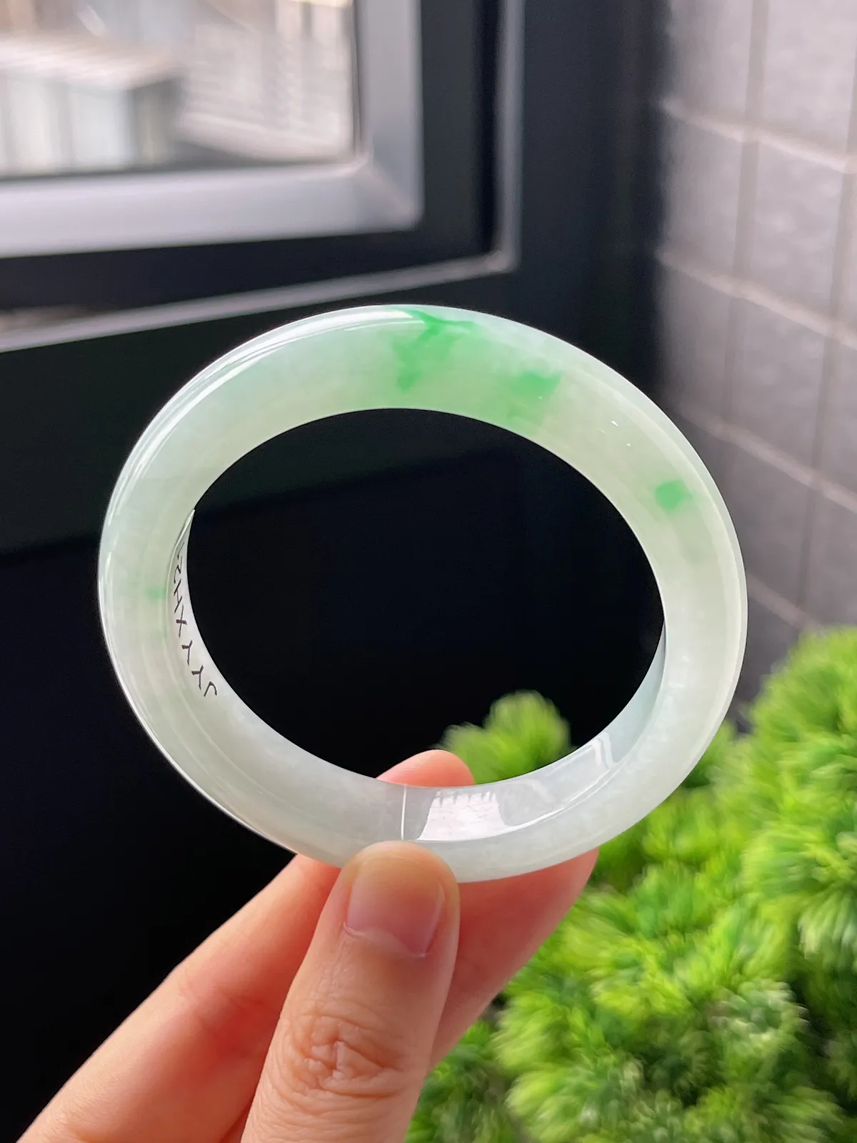 正圈54圈口，翡翠冰糯种飘绿手镯