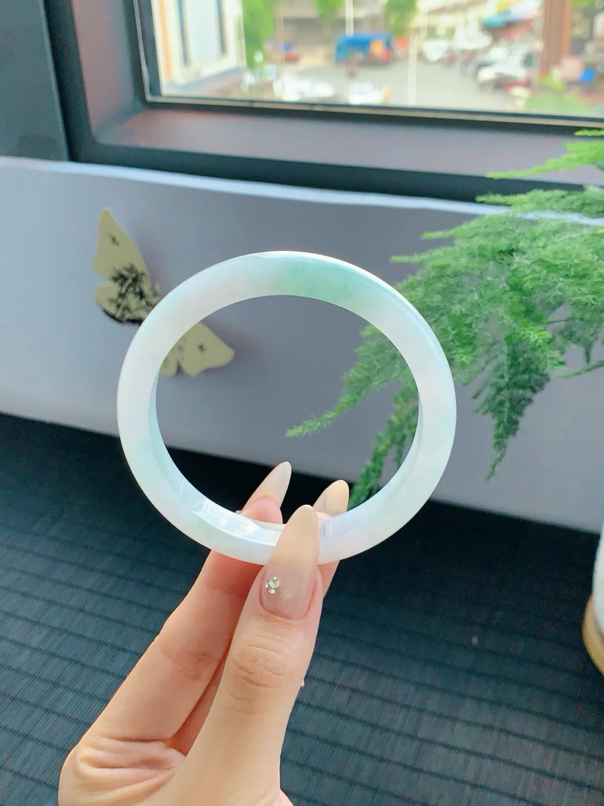 冰飘绿翡翠手镯，清泉般泌人心脾，丝丝绿润进心田，如清风徐来，令人心旷神怡，有种独一无二的诗意美
【尺