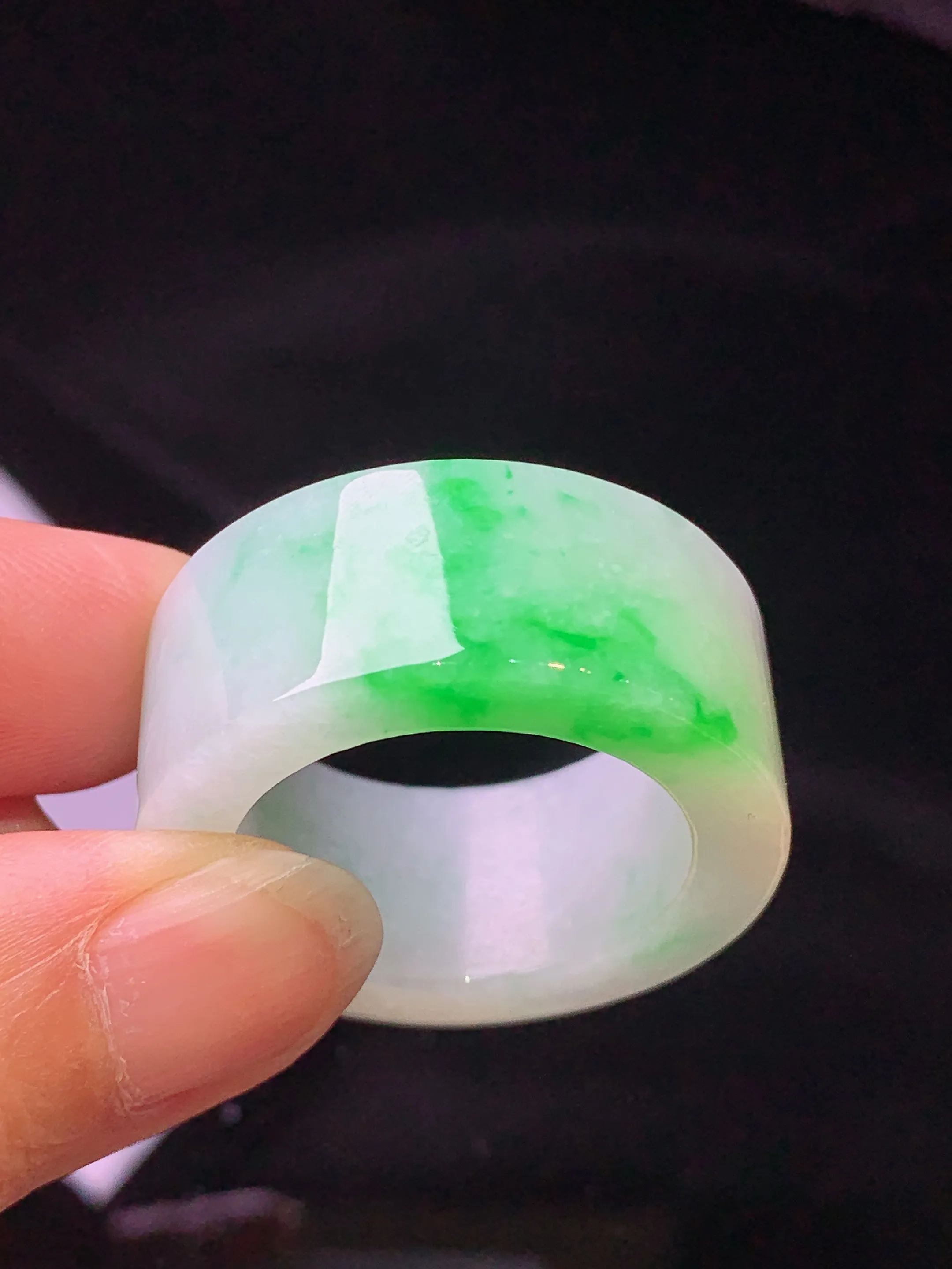 飘绿扳指 玉质细腻 色泽艳丽清新 圈口27.5 整体尺寸31.8*12.5*5