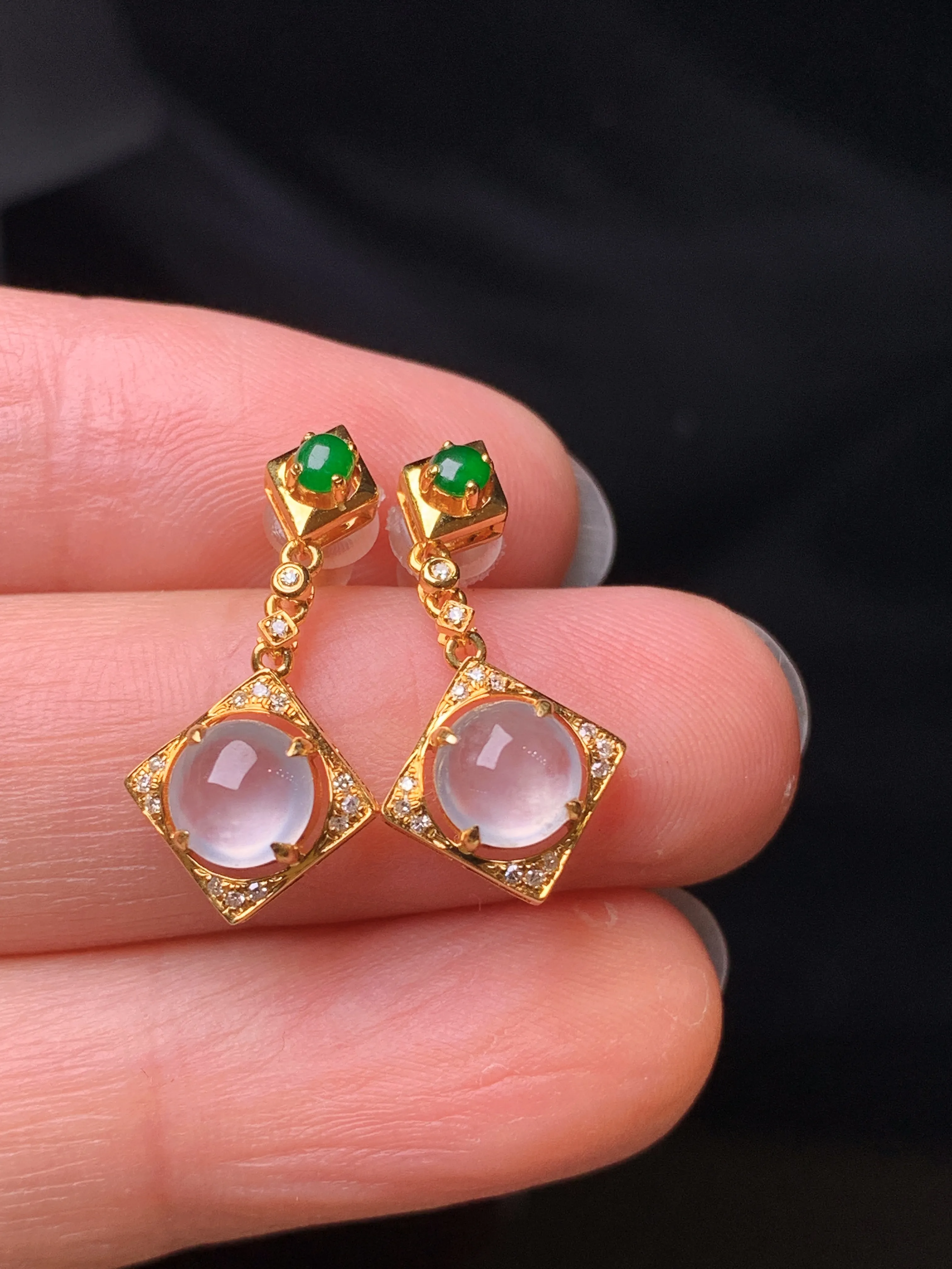 18k金钻镶嵌冰种蛋面耳坠 玉质细腻 色泽艳丽清新 整体尺寸21.5*10*5.6