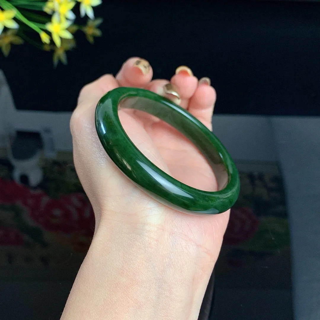 和田玉58.5圈口菠菜绿碧玉手镯！玉质细腻油润 底色纯净 无裂无棉 脂粉好，品质高