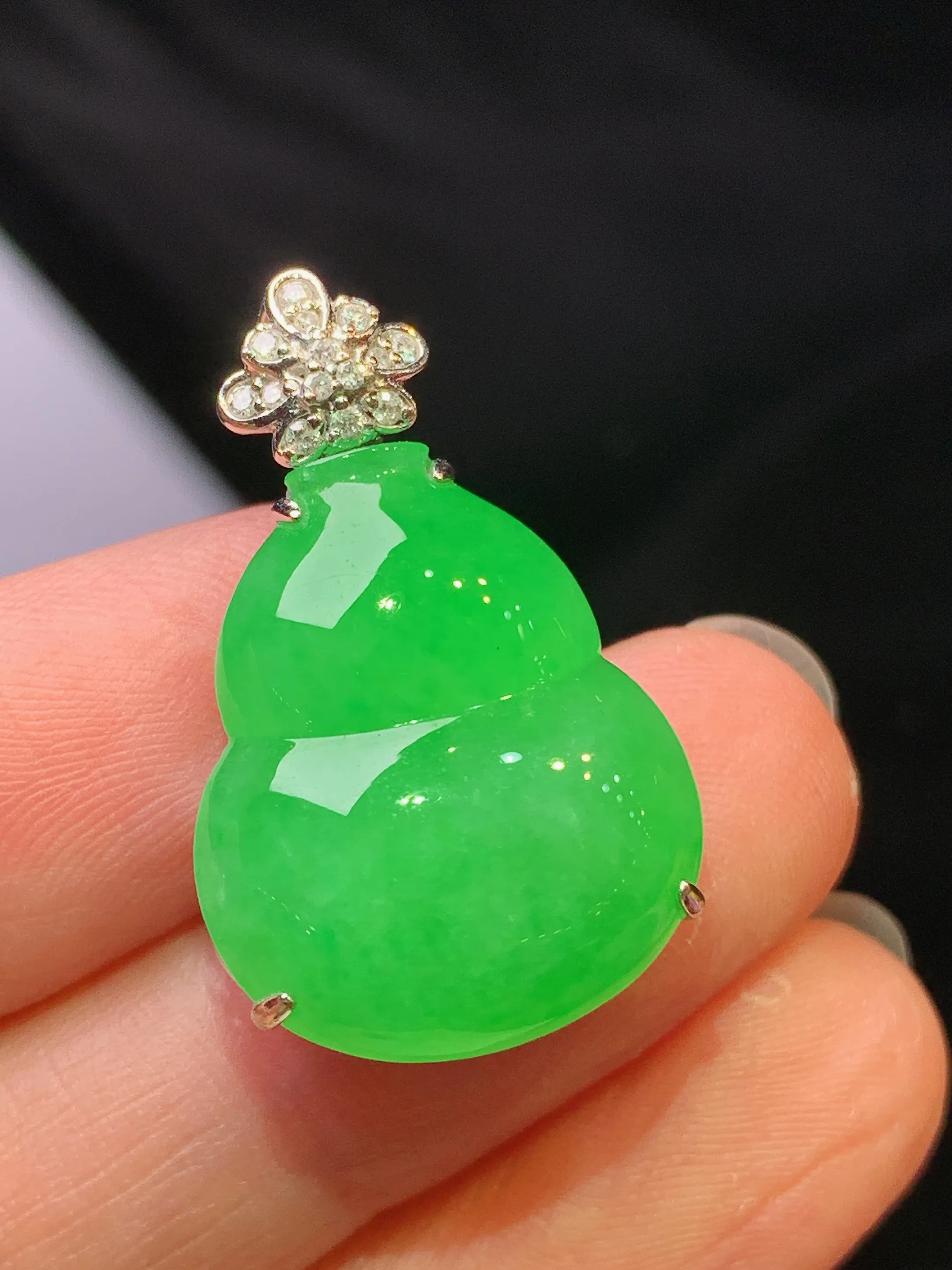 18k金钻镶嵌翠绿葫芦吊坠 玉质细腻 色泽艳丽清新 整体尺寸27.3*17.2*8.7