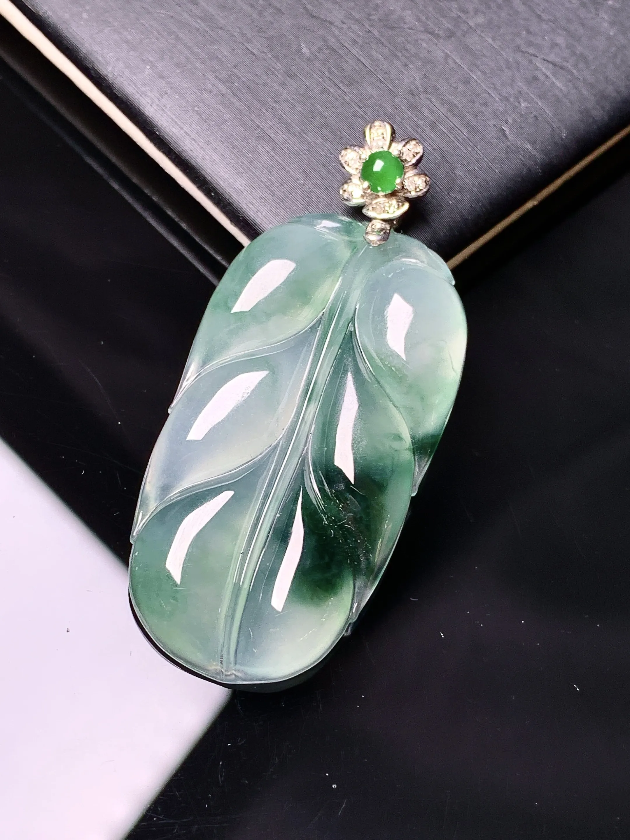 18k金钻镶嵌冰种飘绿树叶吊坠 玉质细腻 色泽艳丽清新 整体尺寸48.2*21.5*4.8