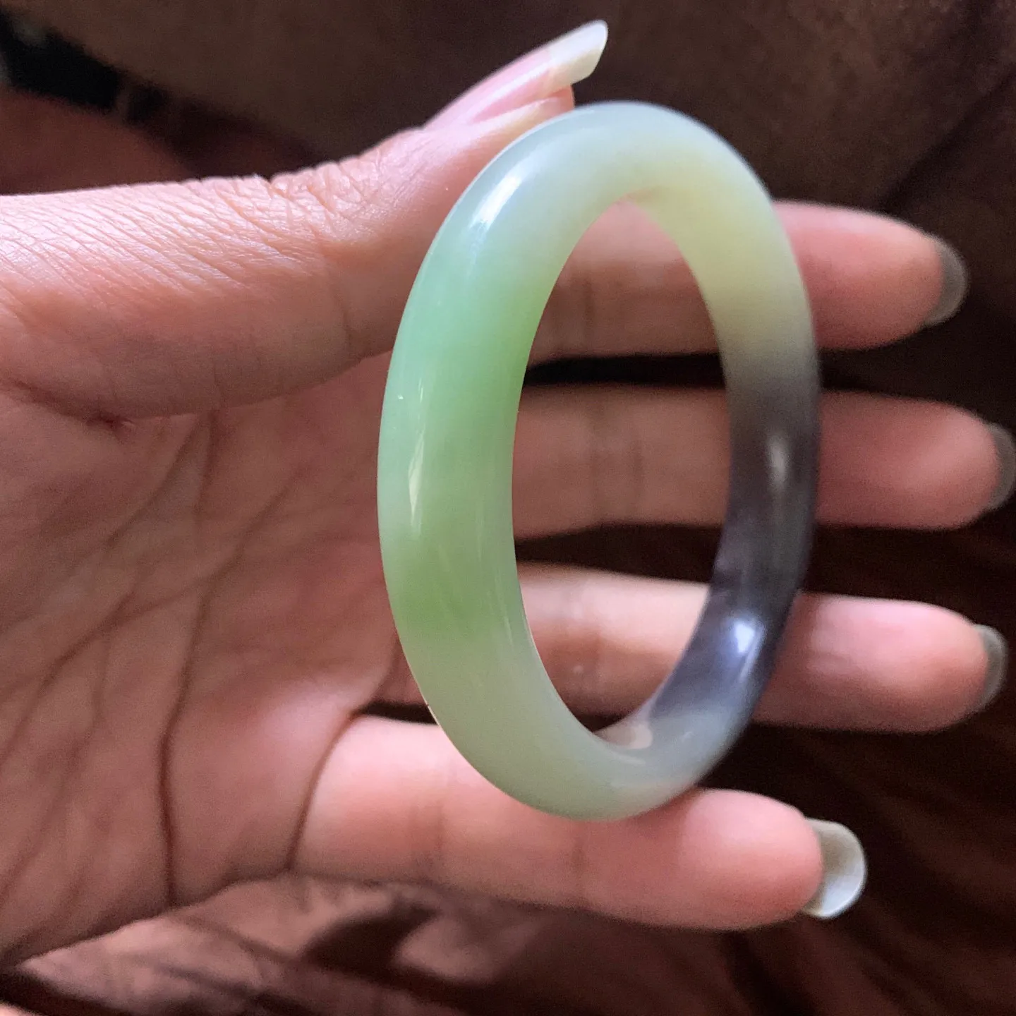 新疆和田玉54圈口翠青三色手镯，镯型古朴典雅。在诗情画意的雨巷相遇，你是我腕间的一抹风情，有你眸有深