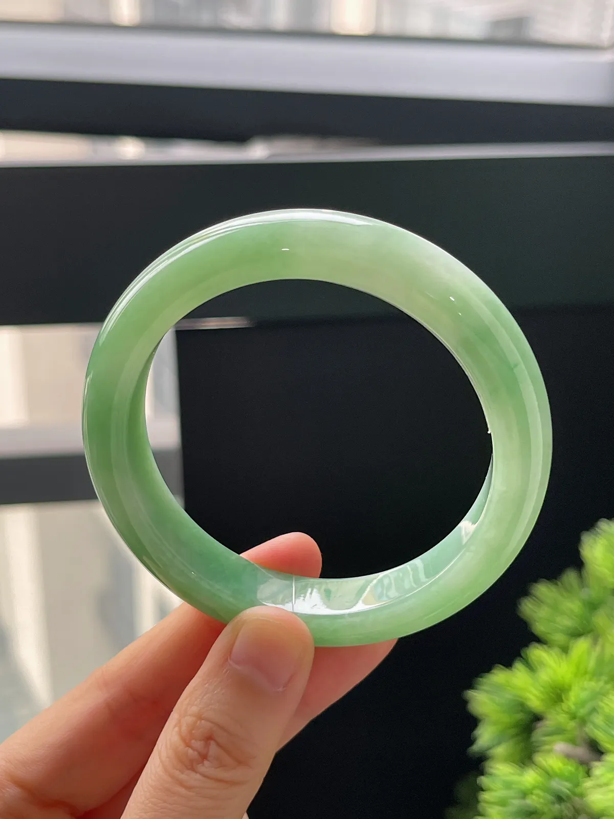 正圈55.8圈口，翡翠糯化种浅绿色手镯