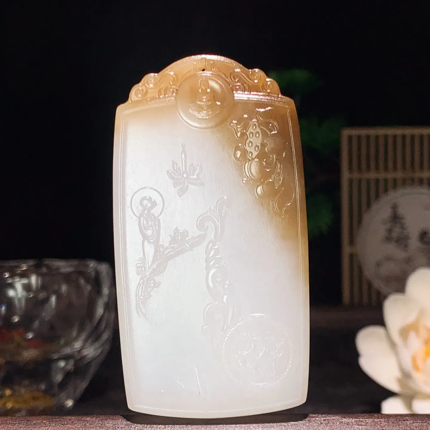 新疆和田玉白玉且末糖观音挂件 尺寸67/35/12重61克。玉质细腻油润。手推出油。佩戴高端典雅。lt260209