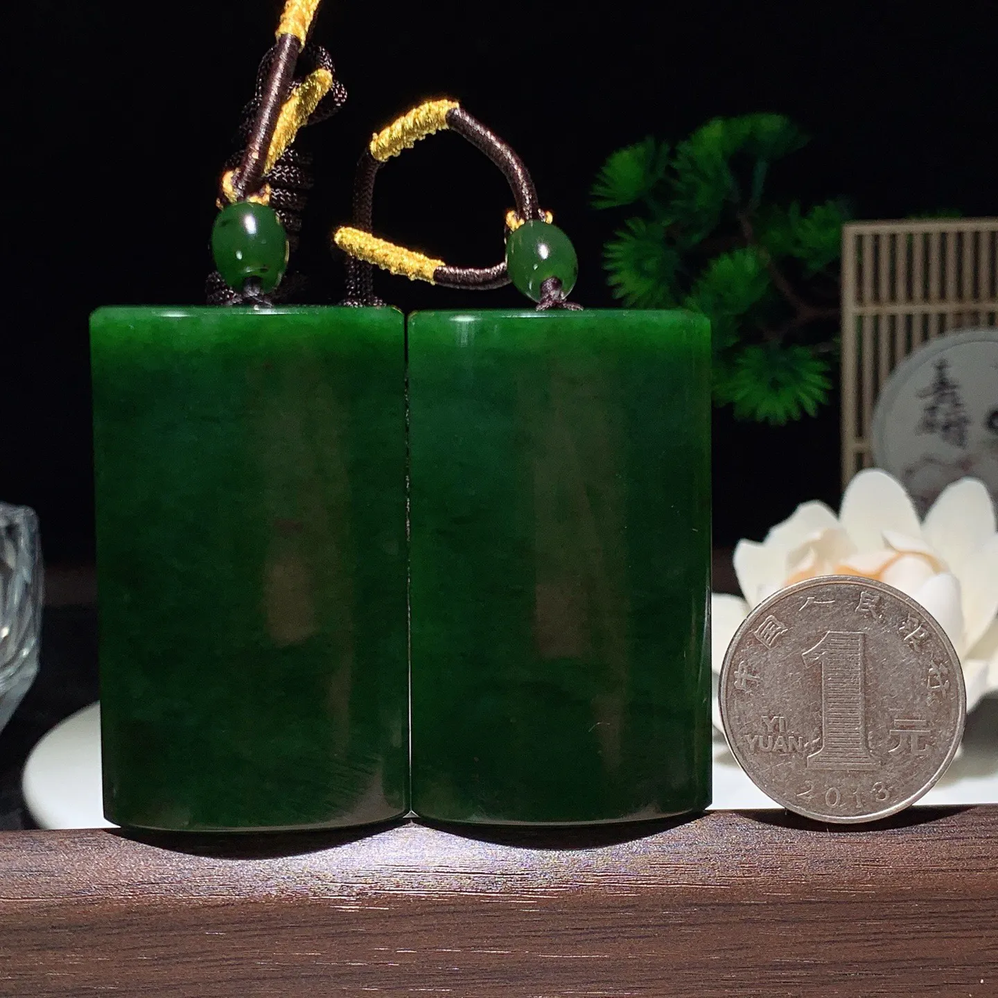 一个价！和田玉菠菜绿绿俄罗斯碧玉平安无事牌挂件。尺寸52/31/10重42.6克 玉质细腻油润 底色纯净 脂粉好，品质好。lt26209