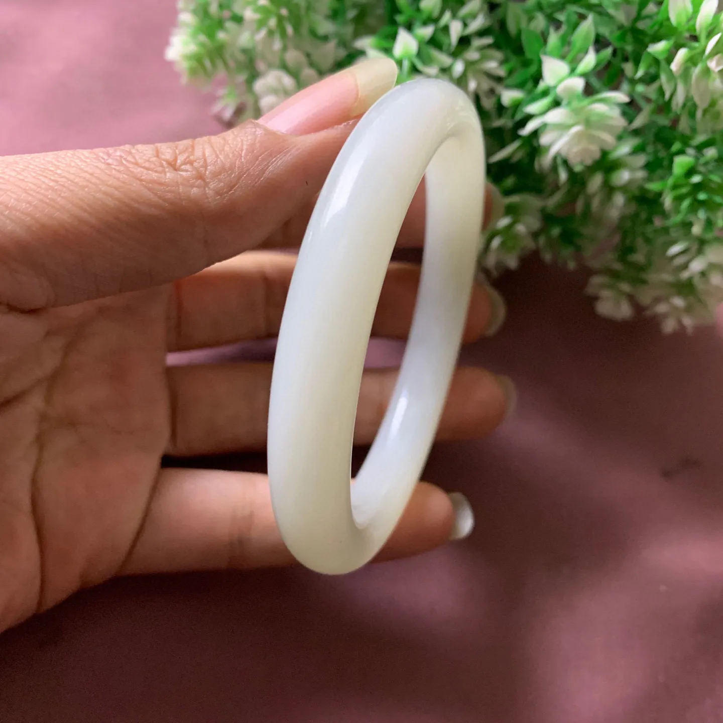 冰白，和田玉61圈口羊脂白手镯【挽间柔情】，镯型古朴典雅。在诗情画意的雨巷相遇，你是我腕间的一抹风情，有你眸有深情.清风荡漾湖间静水，我愿俯身低眉，在烟波涟漪处寻