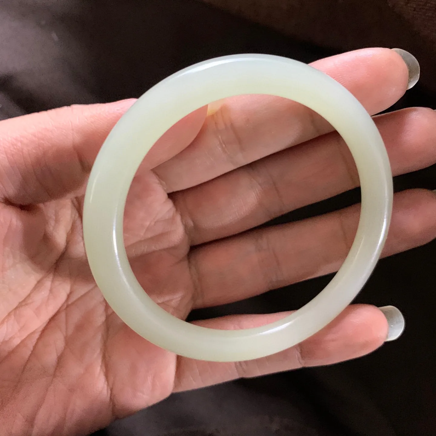 和田玉61圈口青白色手镯，镯型古朴典雅。在诗情画意的雨巷相遇，你是我腕间的一抹风情，有你眸有深情.清