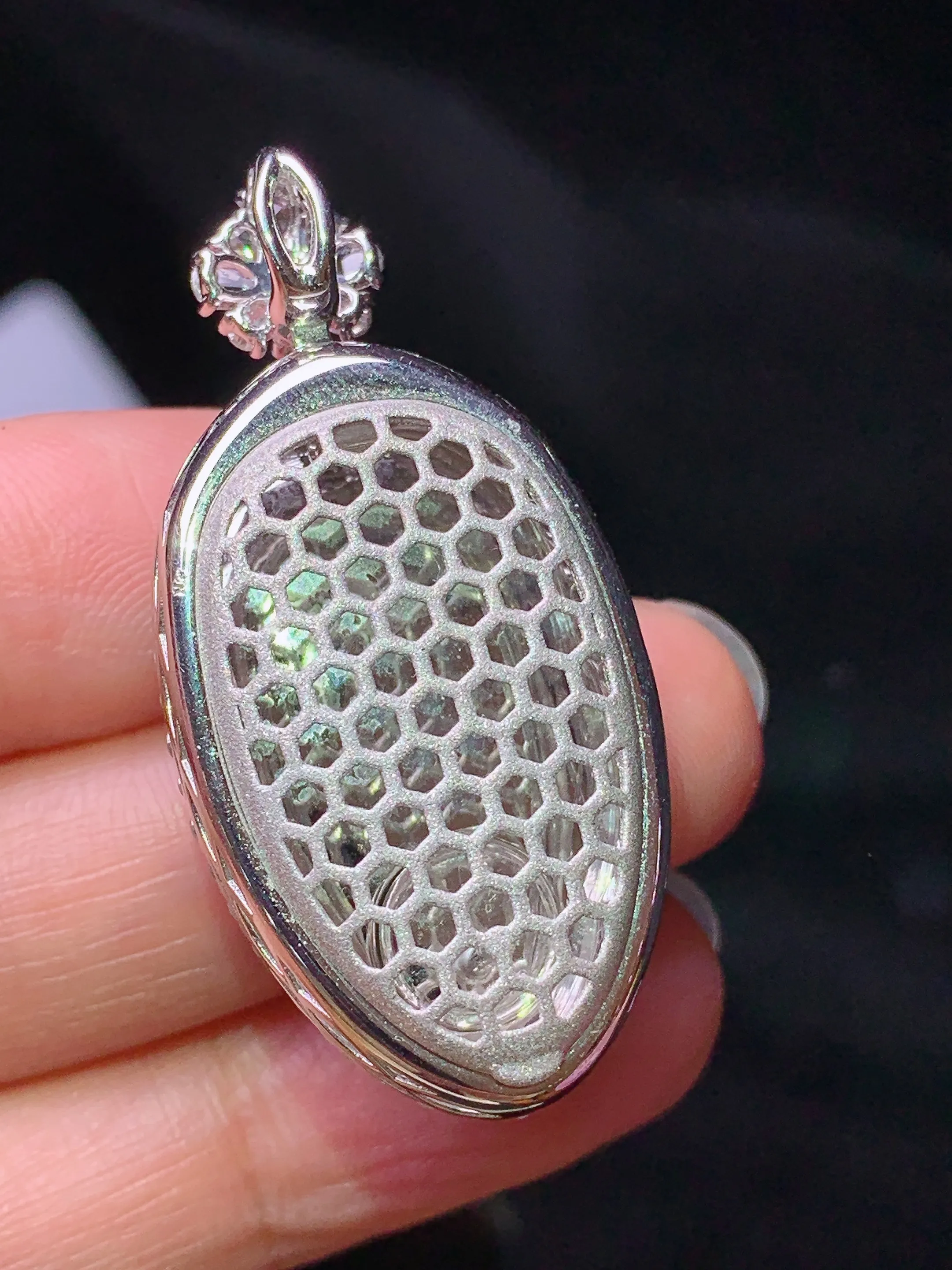 18k金钻镶嵌翠绿树叶吊坠 玉质细腻 色泽艳丽清新 整体尺寸41.5*20*13.2