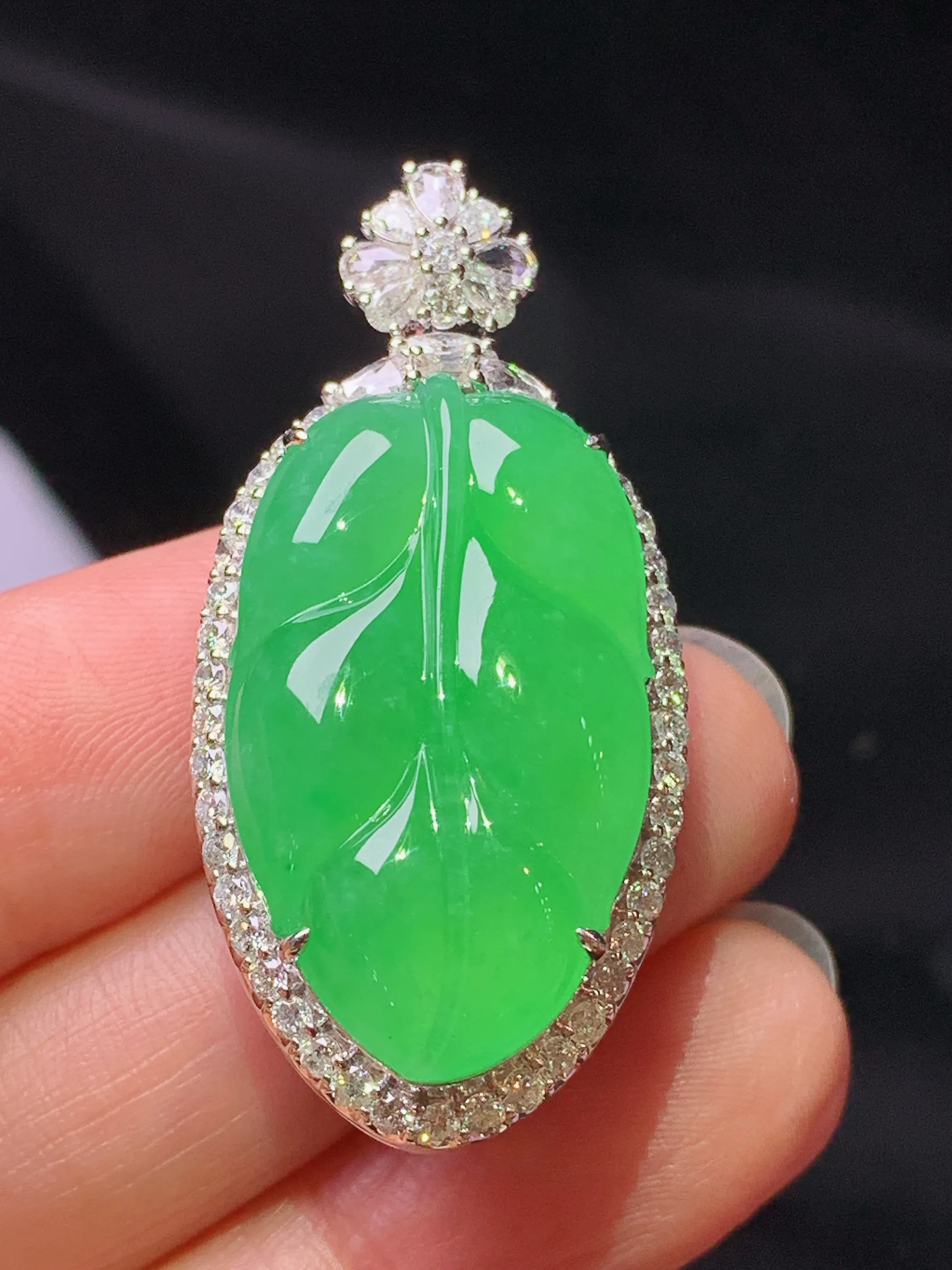 18k金钻镶嵌翠绿树叶吊坠 玉质细腻 色泽艳丽清新 整体尺寸41.5*20*13.2