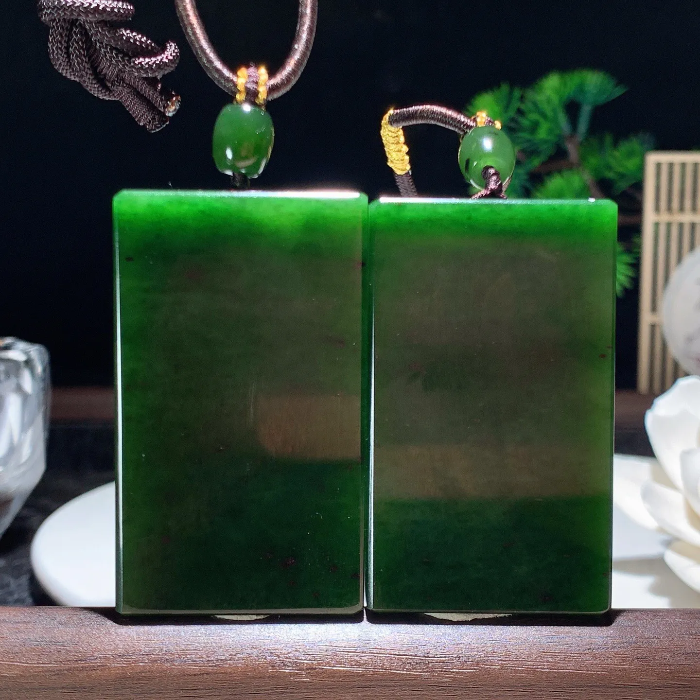 一个价！和田玉菠菜绿绿俄罗斯碧玉平安无事牌挂件。尺寸52/31/10重42.6克 玉质细腻油润 底色纯净 脂粉好，品质好。lt26209