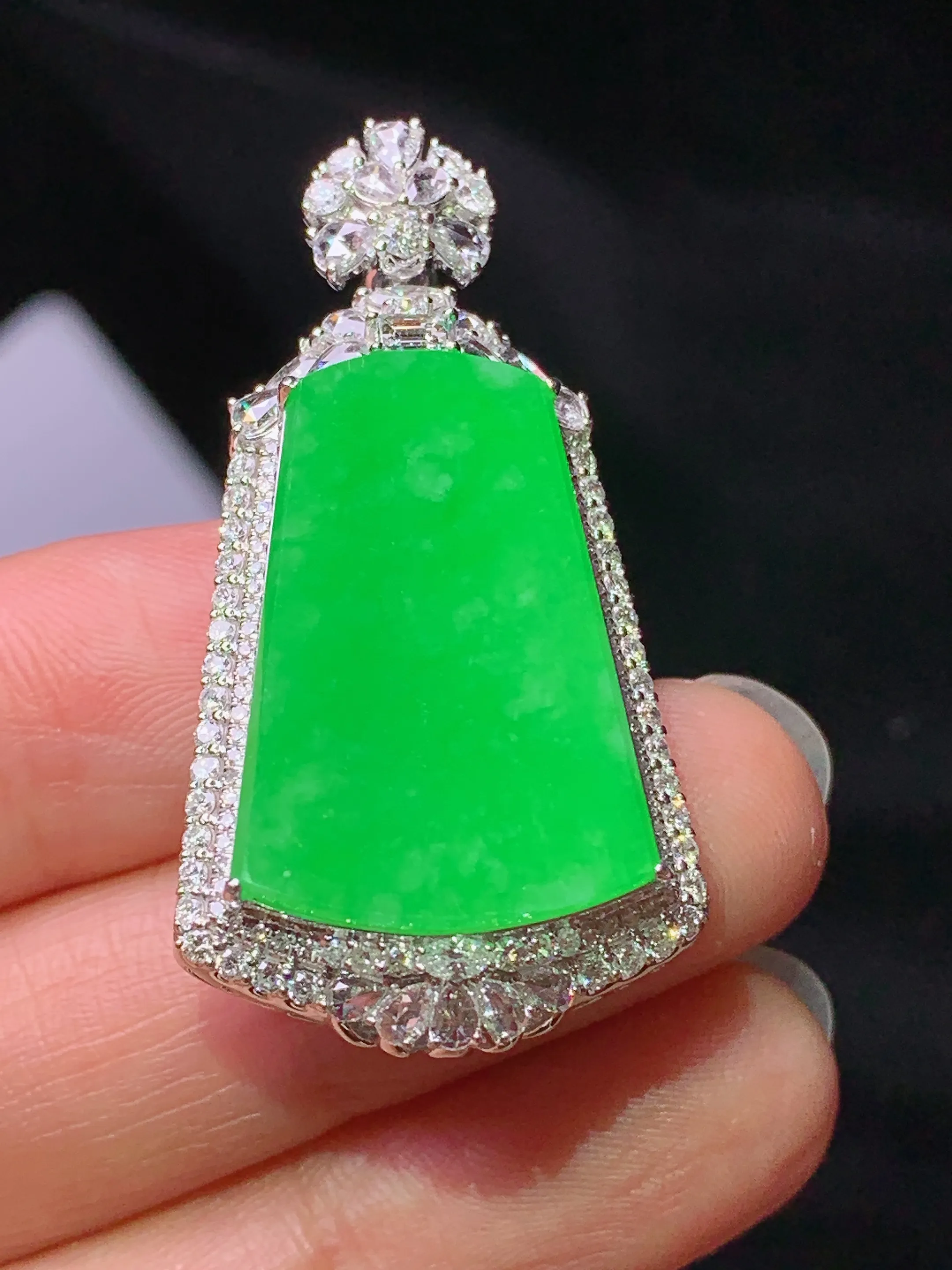 18k金钻镶嵌翠绿无事牌吊坠 玉质细腻 色泽艳丽清新 整体尺寸40.5*21.1*11.3