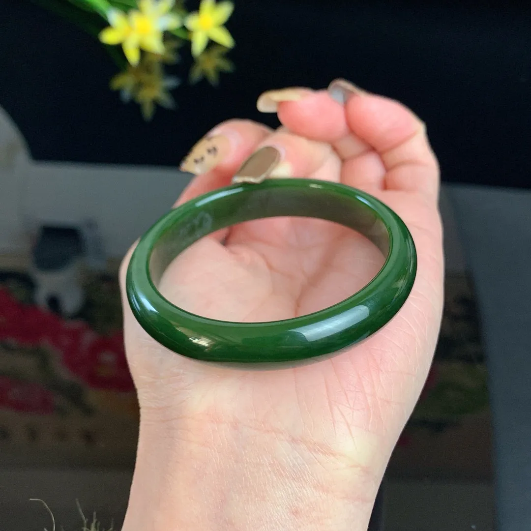 和田玉碧玉51.5圈口菠菜绿碧玉手镯！玉质细腻油润 底色纯净 无裂无杂 脂粉好，品质高