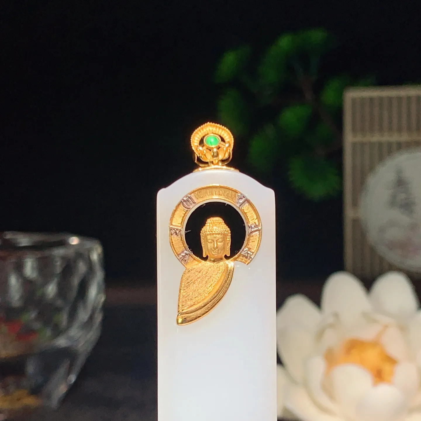 新疆和田玉白玉羊脂白18k金大日如来挂件 尺寸45/17/5重11.7克。玉质细腻油润。手推出油。佩戴高端典雅。lt260209