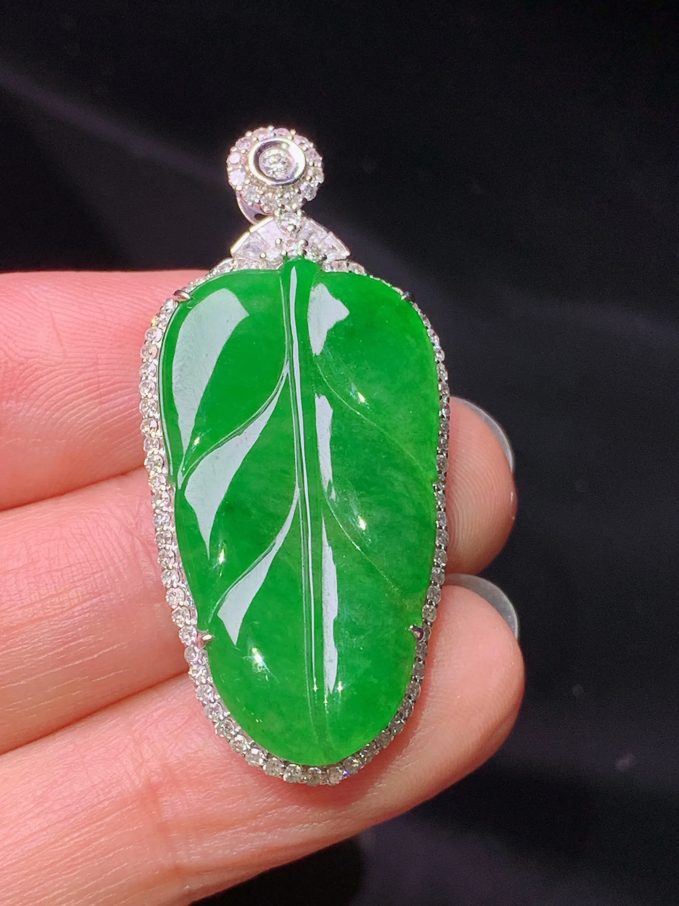 18k金钻镶嵌满绿树叶吊坠 玉质细腻 色泽艳丽清新 整体尺寸40.3*18.5*7