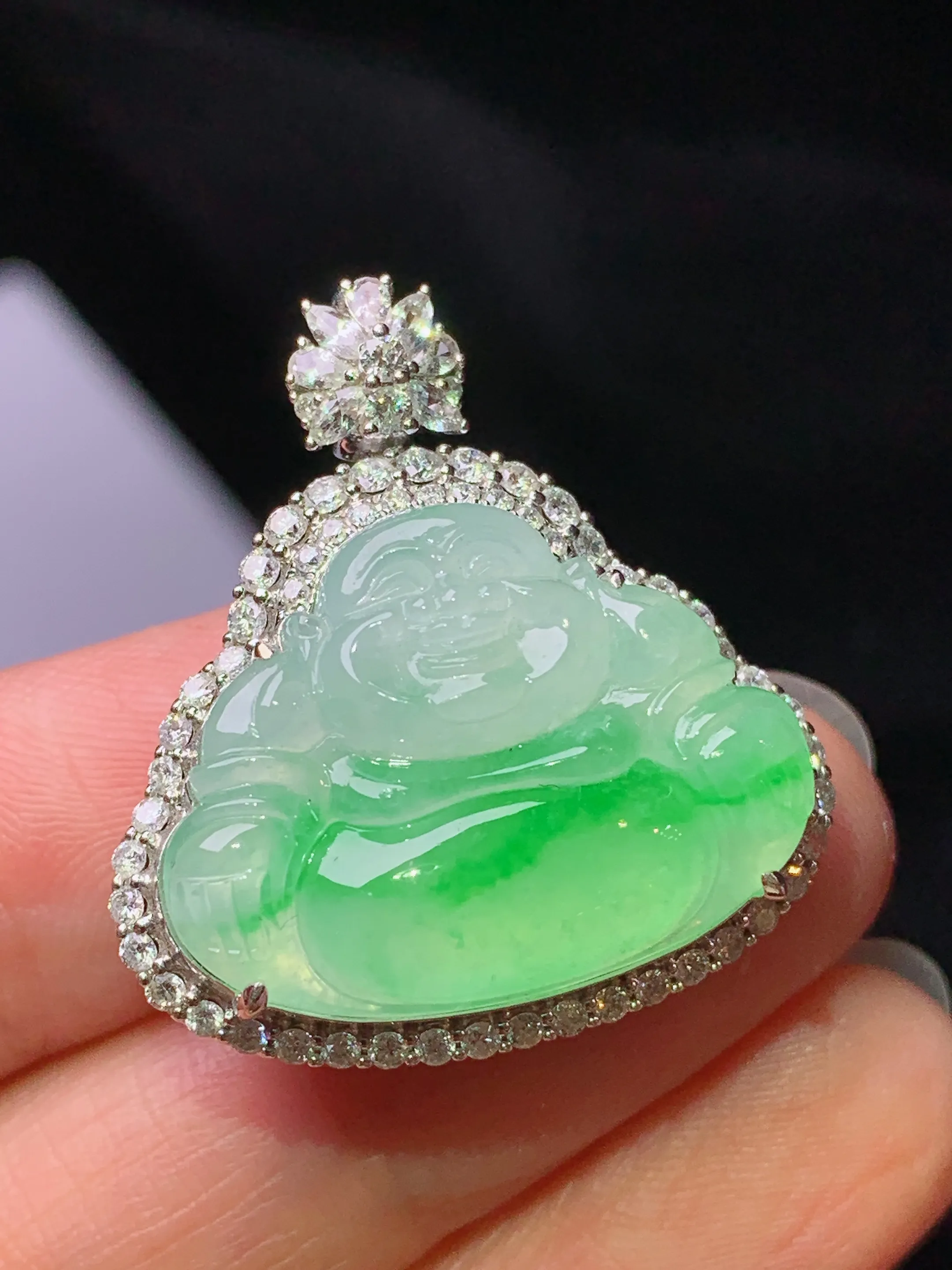 18k金钻镶嵌飘绿佛公吊坠 玉质细腻 色泽艳丽清新 整体尺寸29.3*26.8*10.5