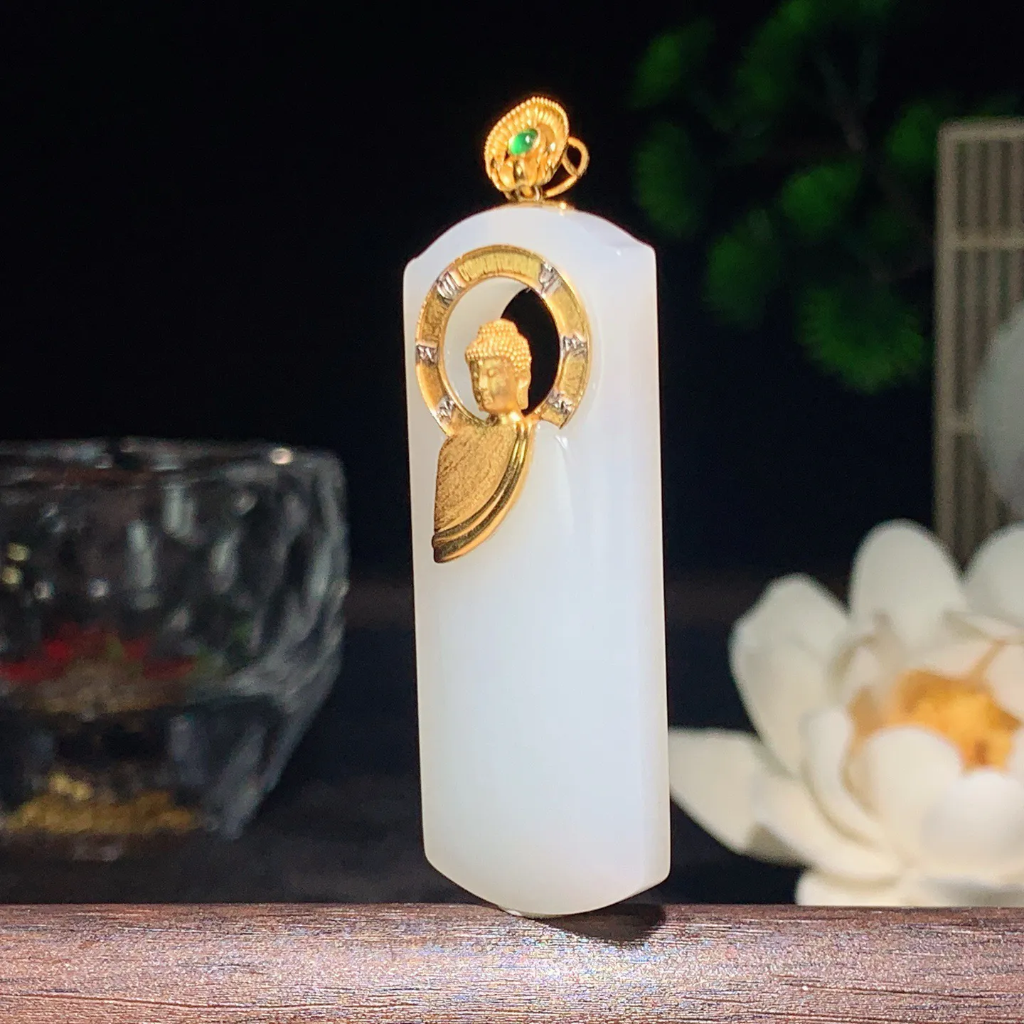 新疆和田玉白玉羊脂白18k金大日如来挂件 尺寸45/17/5重11.7克。玉质细腻油润。手推出油。佩戴高端典雅。lt260209