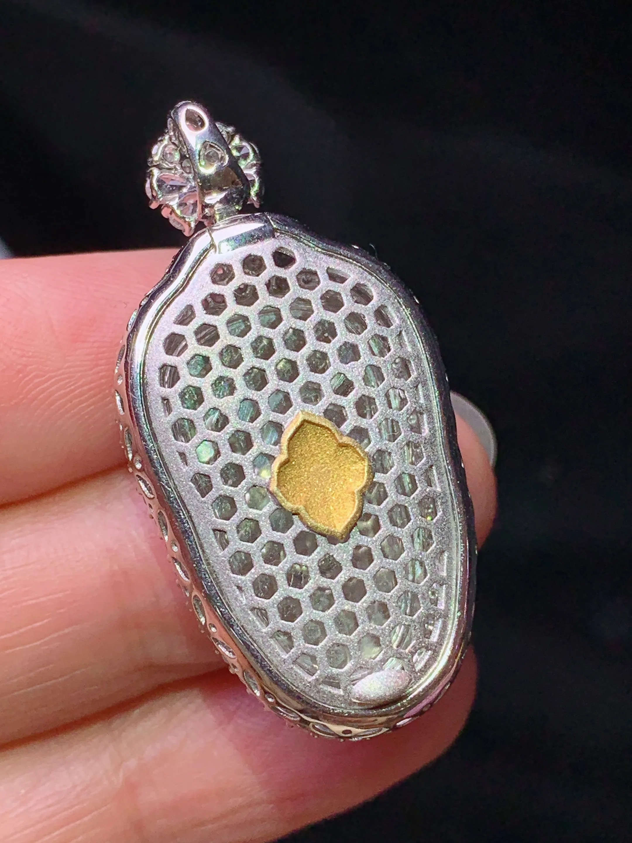 18k金钻镶嵌浅绿树叶吊坠 玉质细腻 色泽艳丽清新 整体尺寸38*19.2*10.8