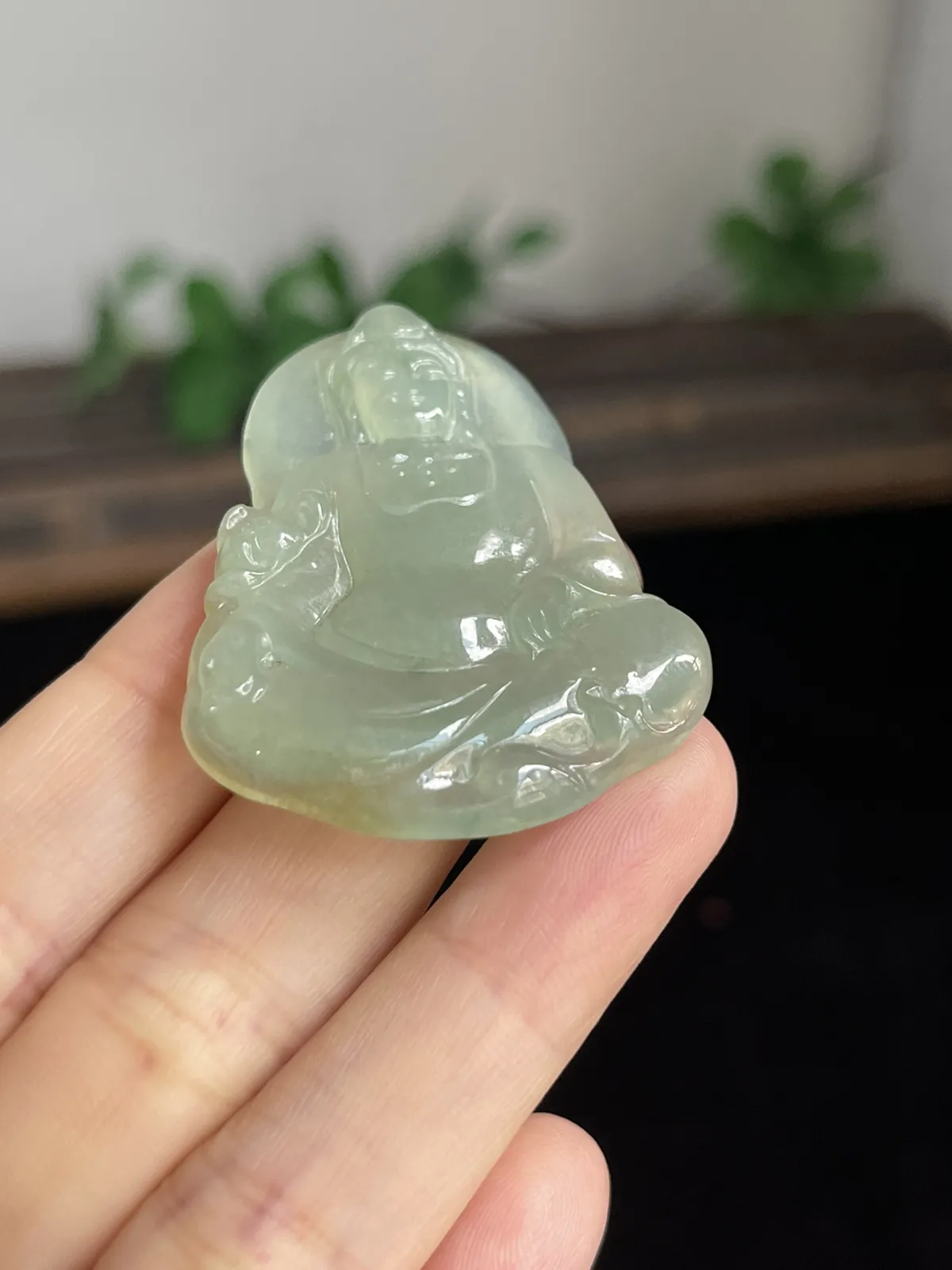 翡翠冰糯种浅绿色吊坠