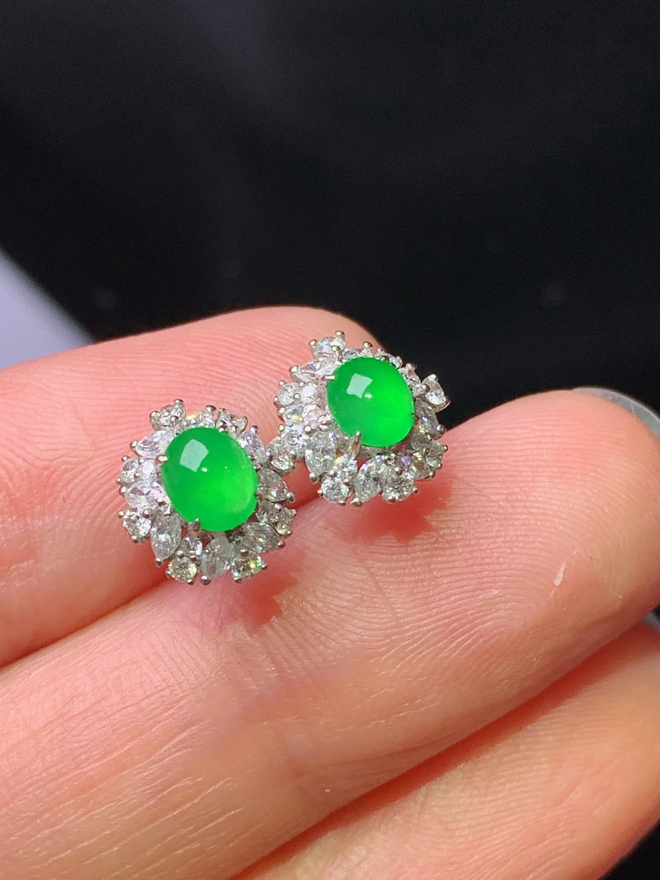 18k金钻镶嵌满绿蛋面耳钉 玉质细腻 色泽艳丽清新 整体尺寸9.2*8.3*6