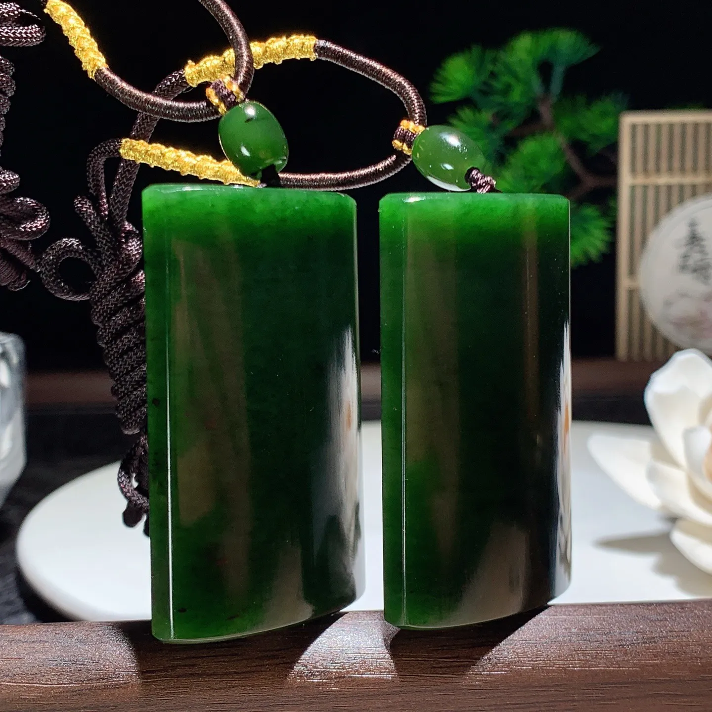 一个价！和田玉菠菜绿绿俄罗斯碧玉平安无事牌挂件。尺寸52/31/10重42.6克 玉质细腻油润 底色纯净 脂粉好，品质好。lt26209