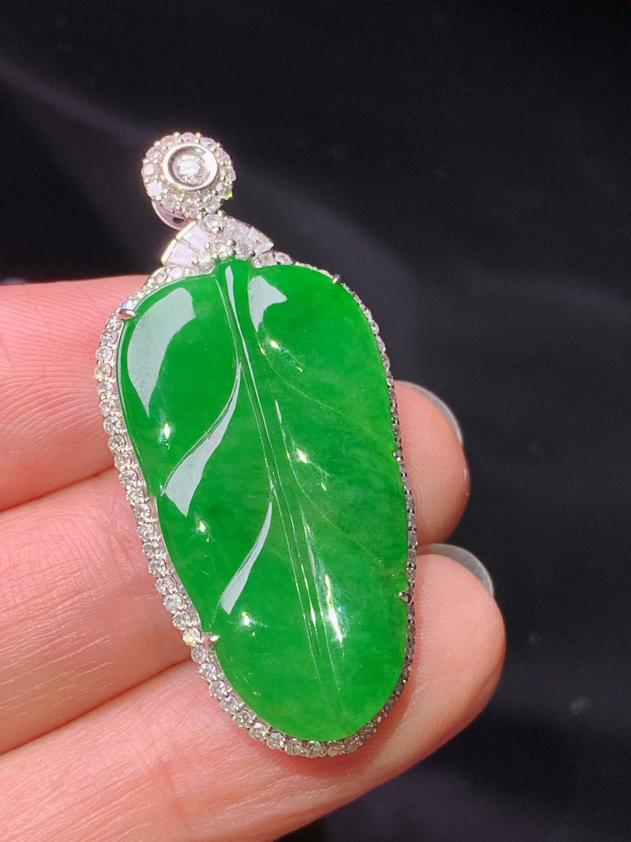 18k金钻镶嵌满绿树叶吊坠 玉质细腻 色泽艳丽清新 整体尺寸40.3*18.5*7