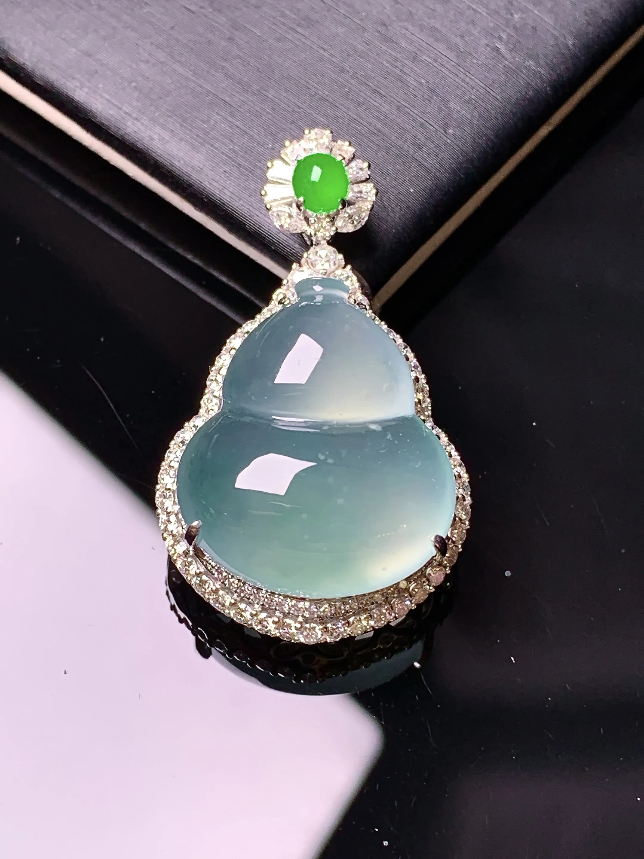 18k金钻镶嵌冰种葫芦吊坠 玉质细腻 色泽艳丽清新 整体尺寸34.5*20.3*11