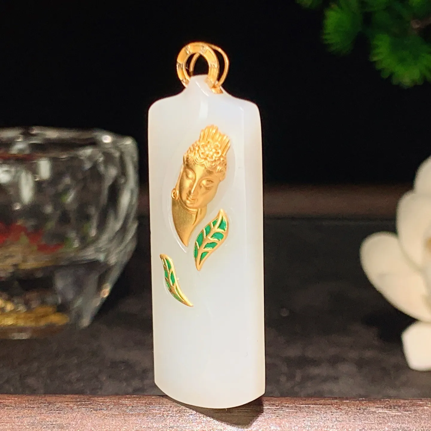 新疆和田玉白玉羊脂18k金观音挂件 尺寸46/17/5重11.7克。玉质细腻油润。手推出油。佩戴高端典雅。lt260209